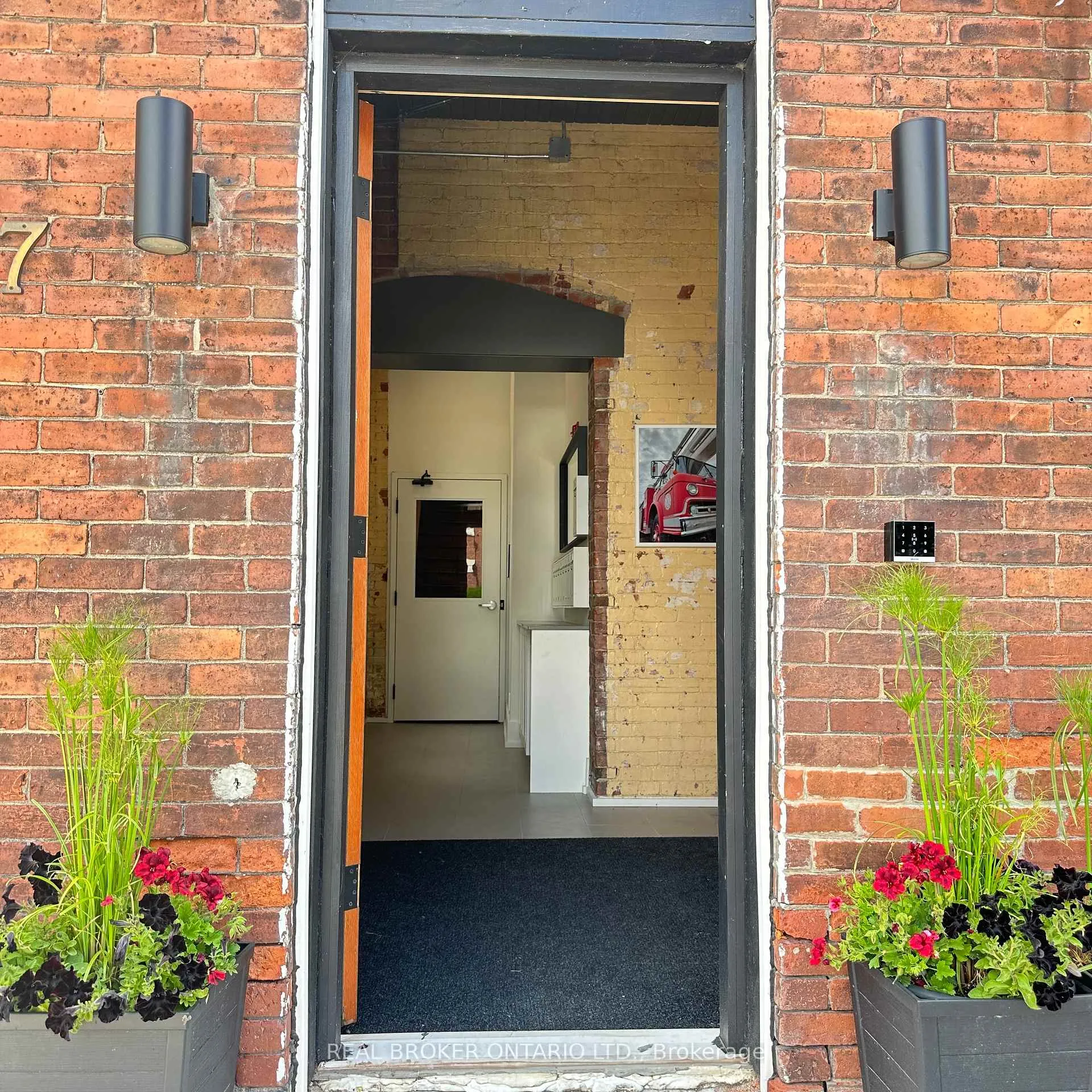 Photo 5 of Unit 102, 27 Peter Street N, Orillia — HOMEH