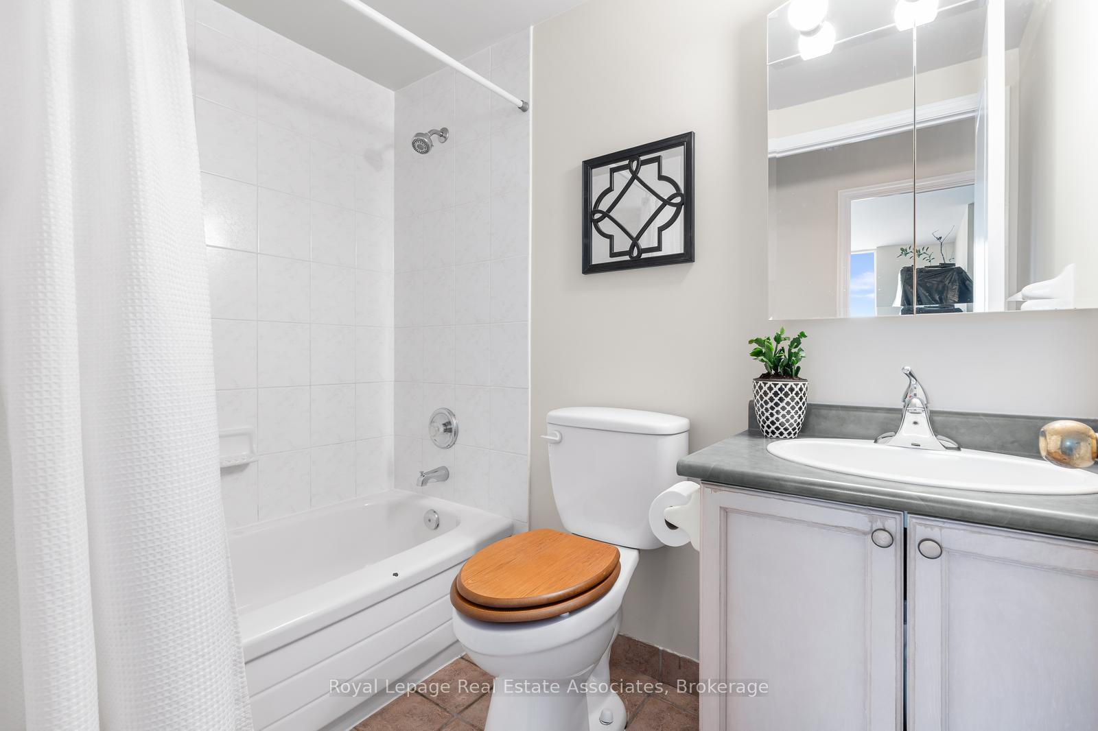 Photo 18 of Unit PH7, 2565 Erin Centre Boulevard, Mississauga, Central Erin Mills — HOMEH