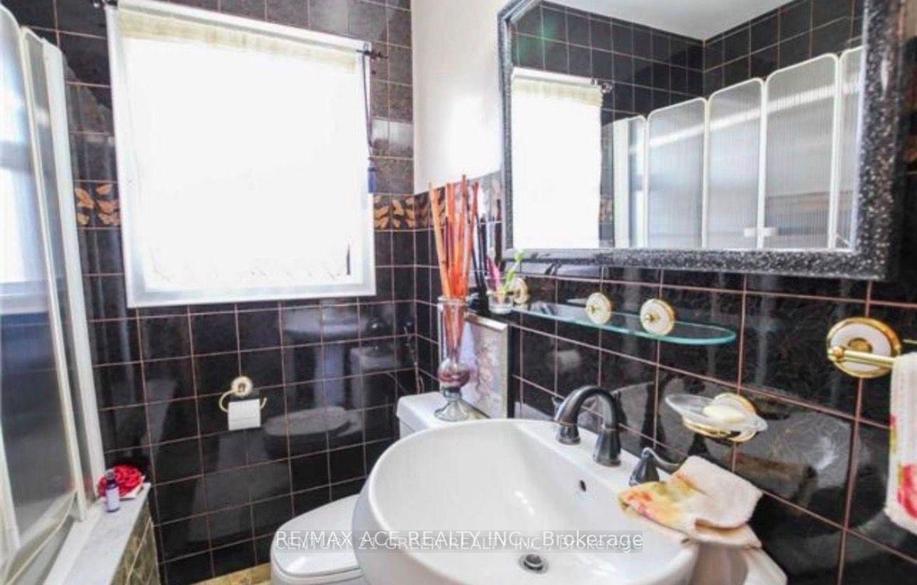 Photo 11 of 18 Roseglor Crescent, Scarborough, Bendale — HOMEH