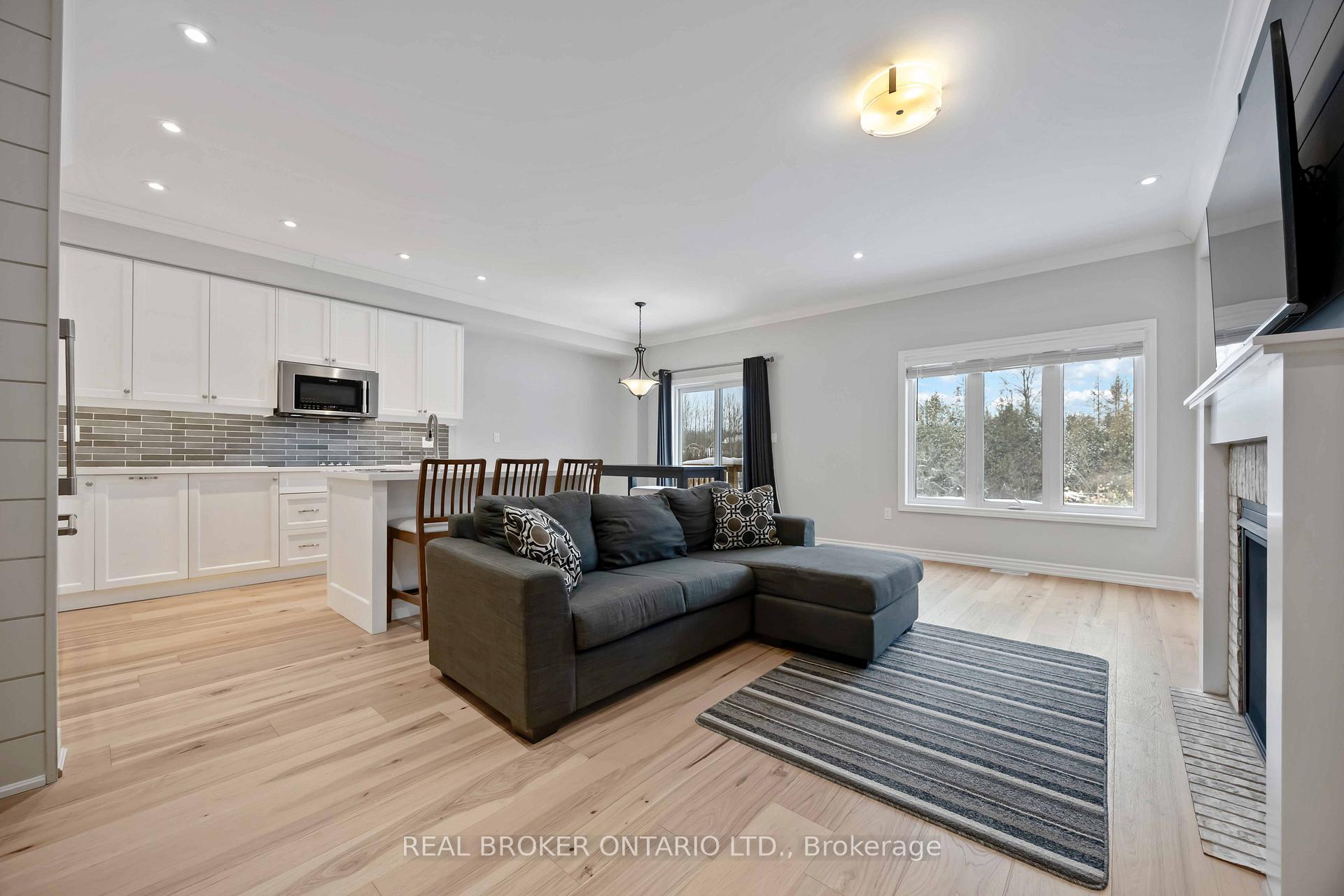 Photo 8 of 31 Gord Matthews Way, Uxbridge — HOMEH