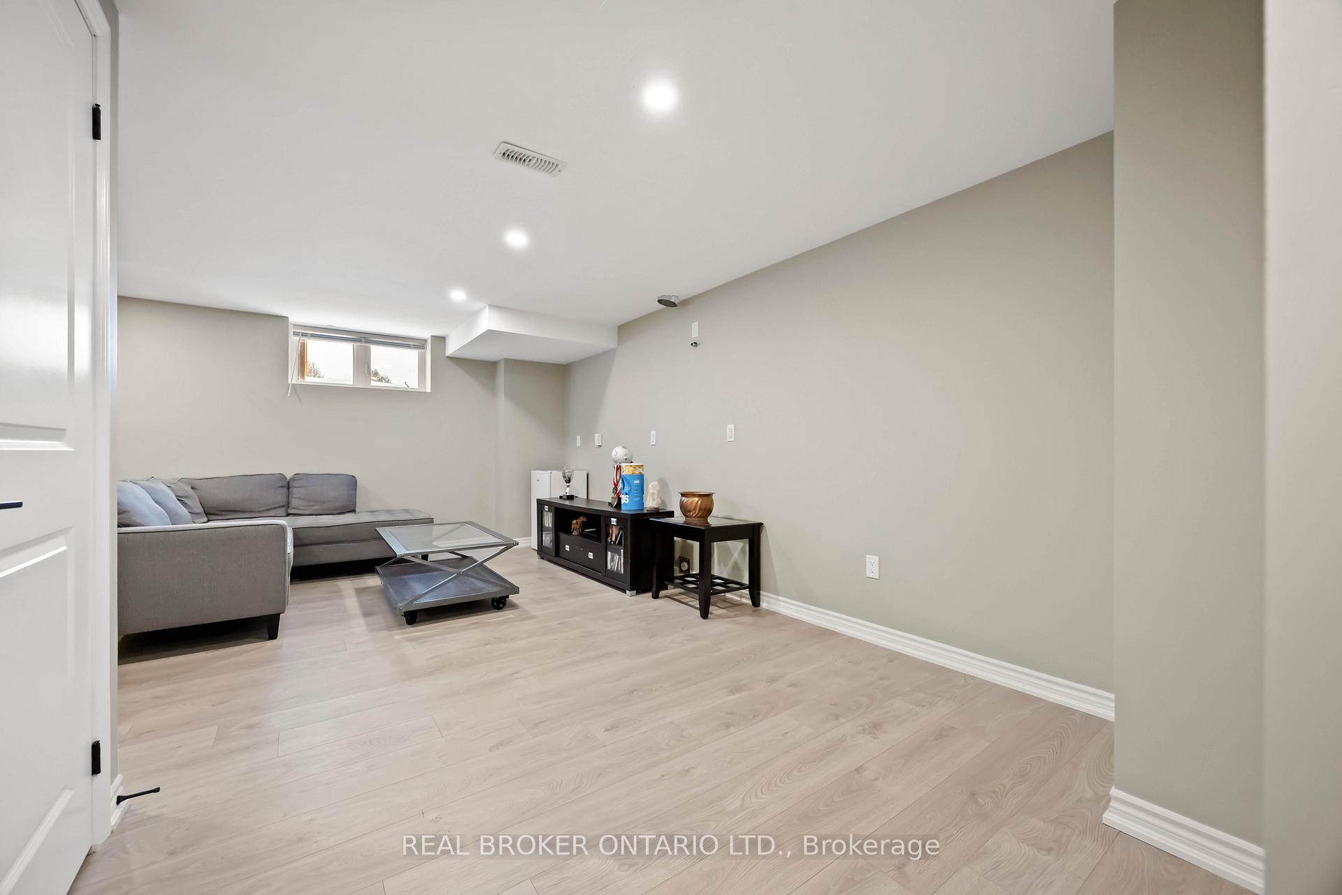 Photo 34 of 31 Gord Matthews Way, Uxbridge — HOMEH