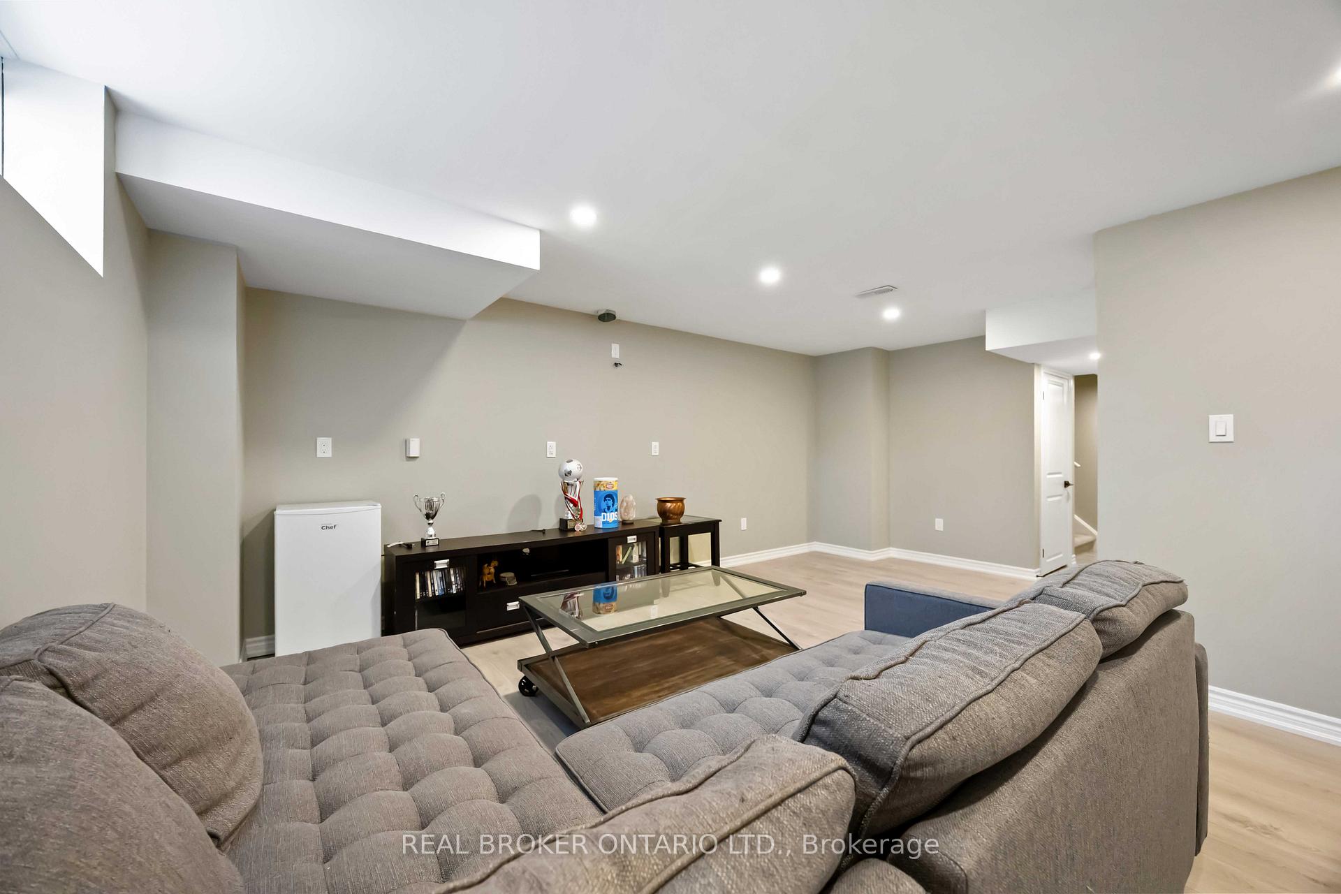 Photo 39 of 31 Gord Matthews Way, Uxbridge — HOMEH