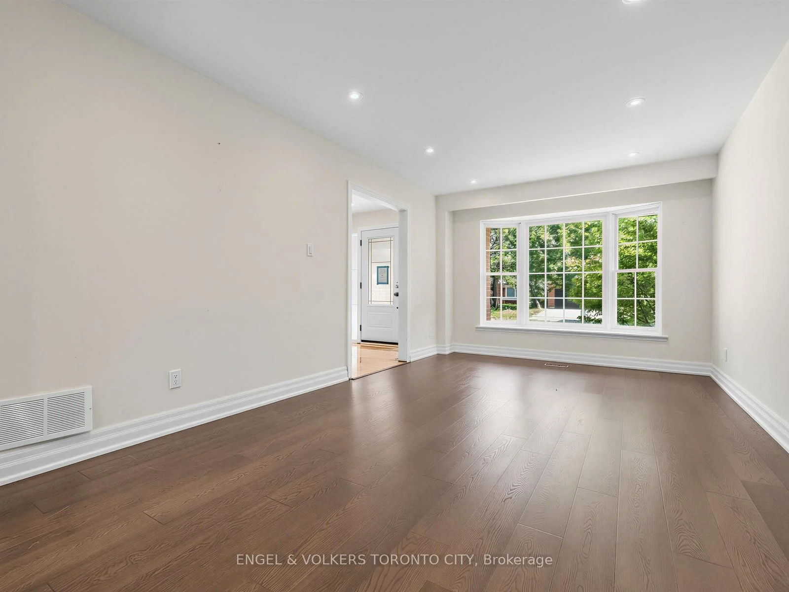 Photo 29 of 98 Golf Links Drive, Aurora, Aurora Highlands — HOMEH