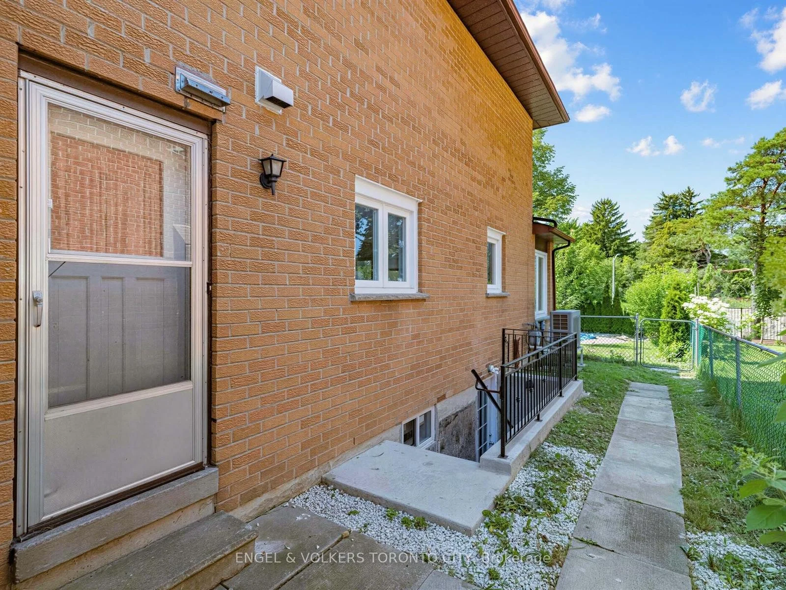 Photo 51 of 98 Golf Links Drive, Aurora, Aurora Highlands — HOMEH