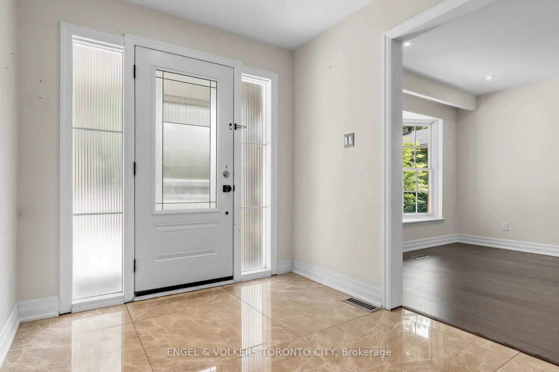 Photo 12 of 98 Golf Links Drive, Aurora, Aurora Highlands — HOMEH