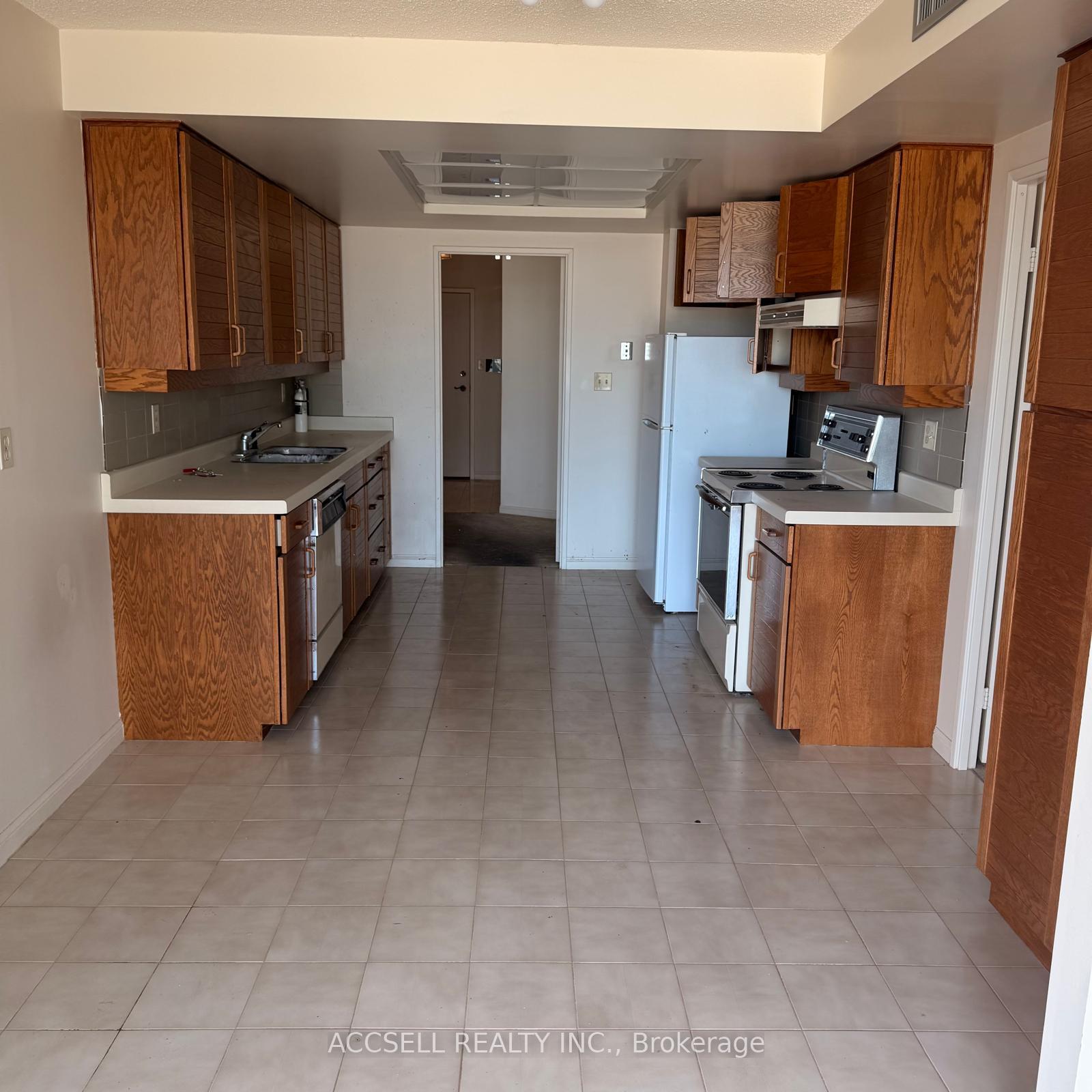 Photo 10 of Unit 305, 85 Skymark Drive, North York, Hillcrest Village — HOMEH