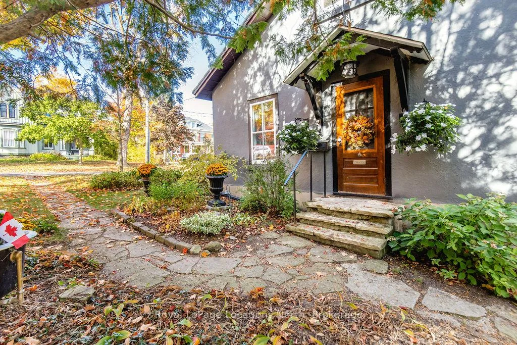 Photo 4 of 29 Tecumseth Street, Orillia — HOMEH
