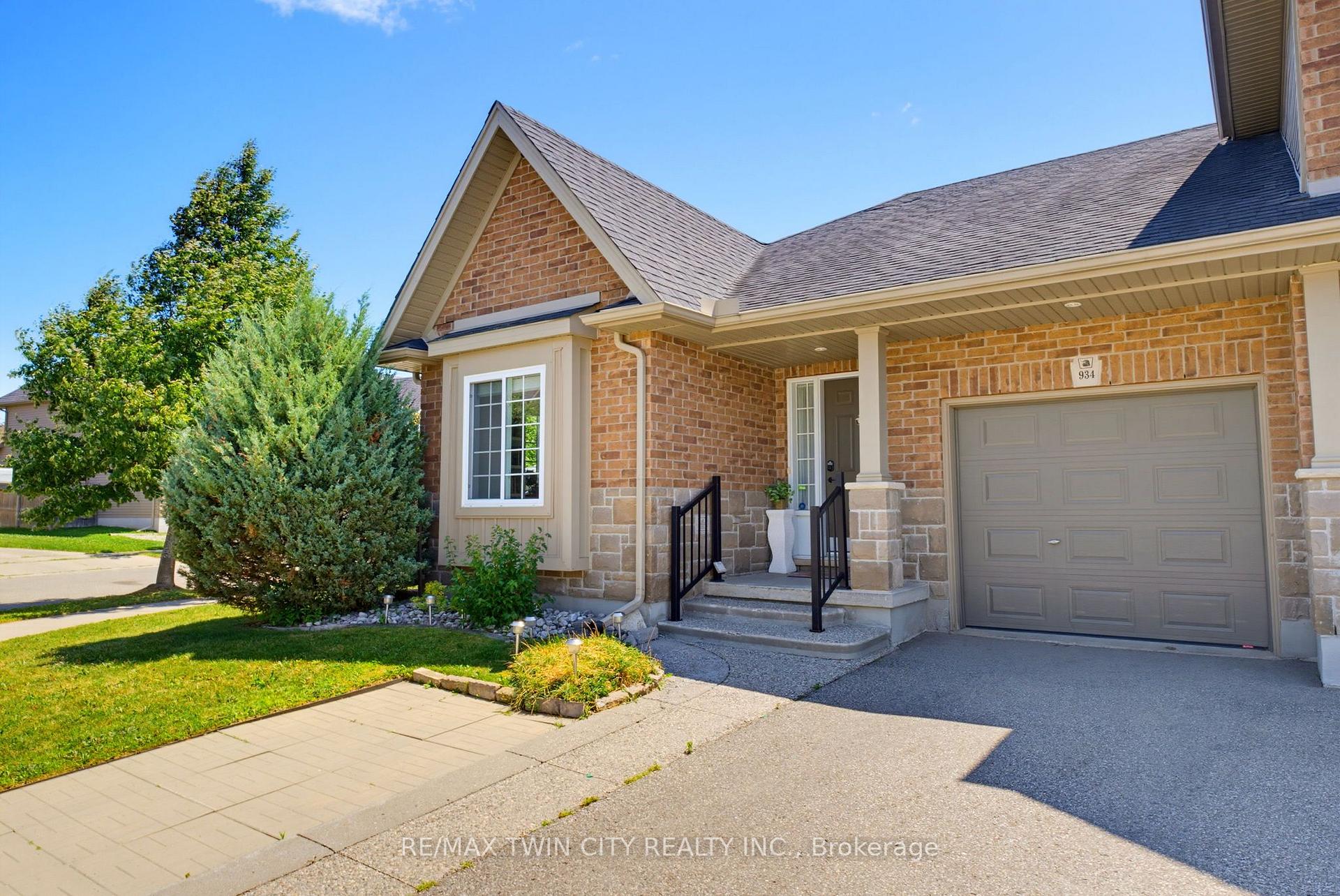 Photo 2 of 934 Zeller Crescent, Kitchener, Grand River South — HOMEH