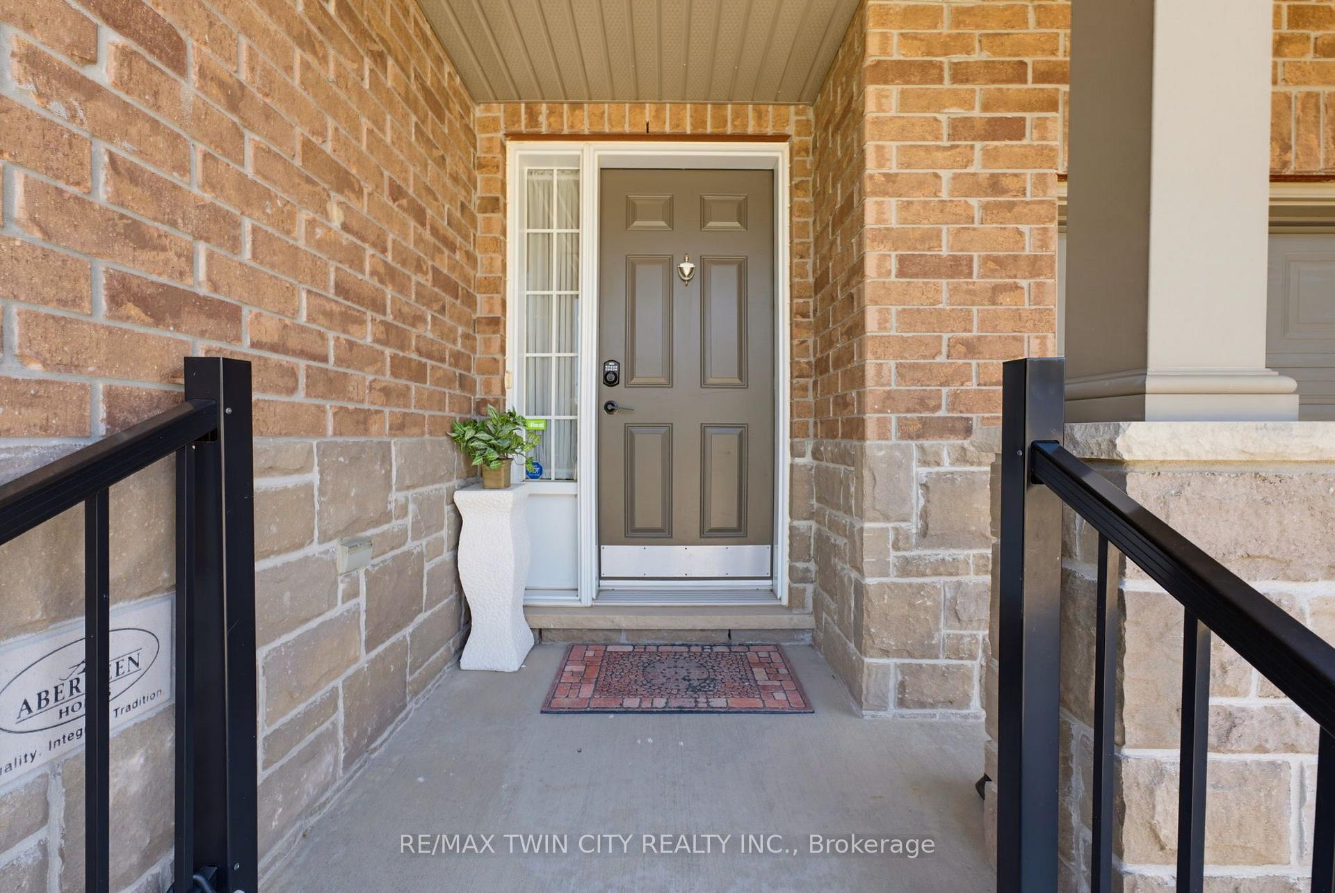 Photo 3 of 934 Zeller Crescent, Kitchener, Grand River South — HOMEH