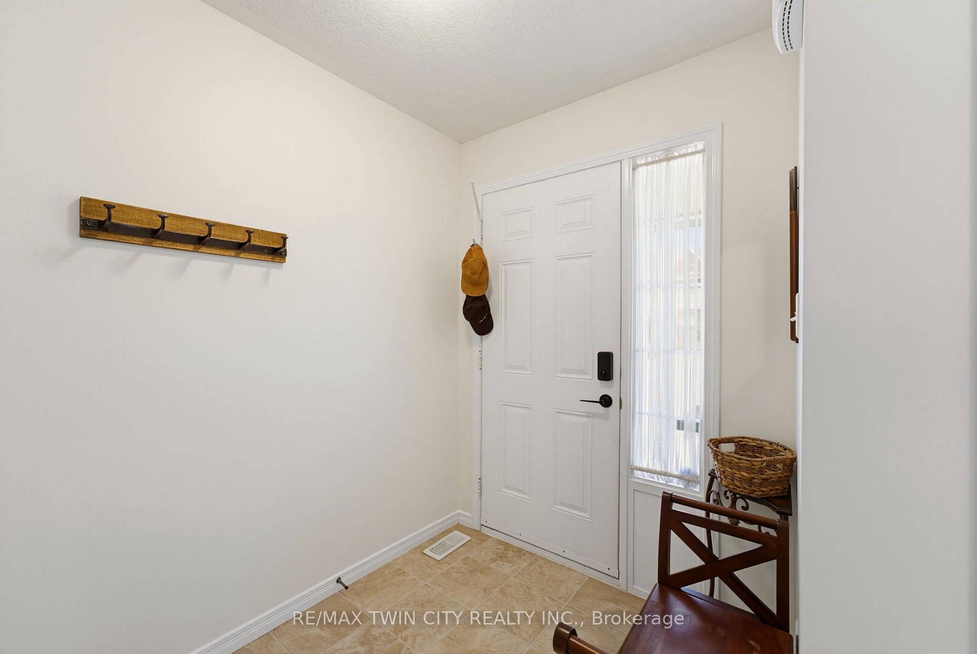 Photo 4 of 934 Zeller Crescent, Kitchener, Grand River South — HOMEH
