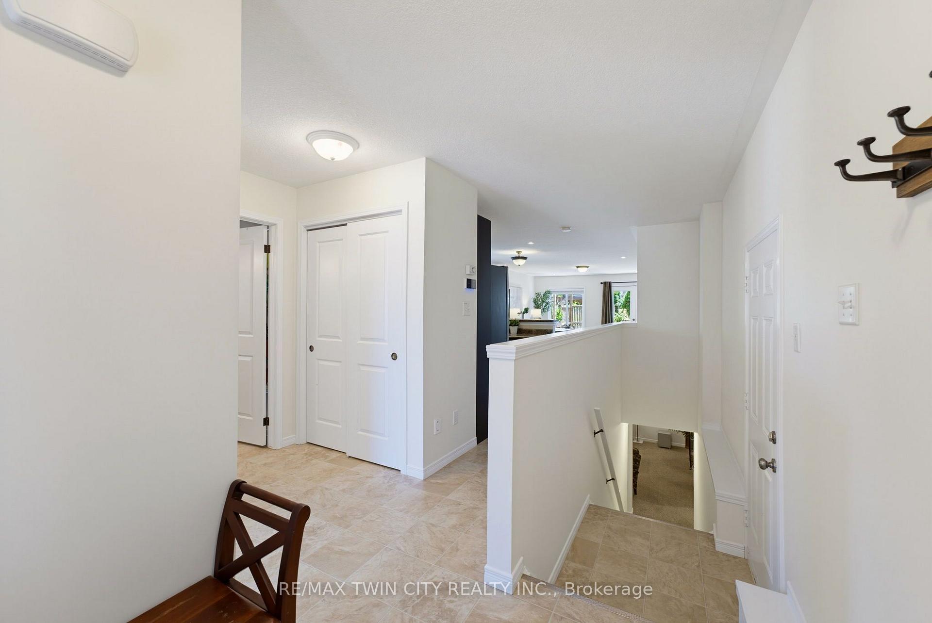 Photo 5 of 934 Zeller Crescent, Kitchener, Grand River South — HOMEH