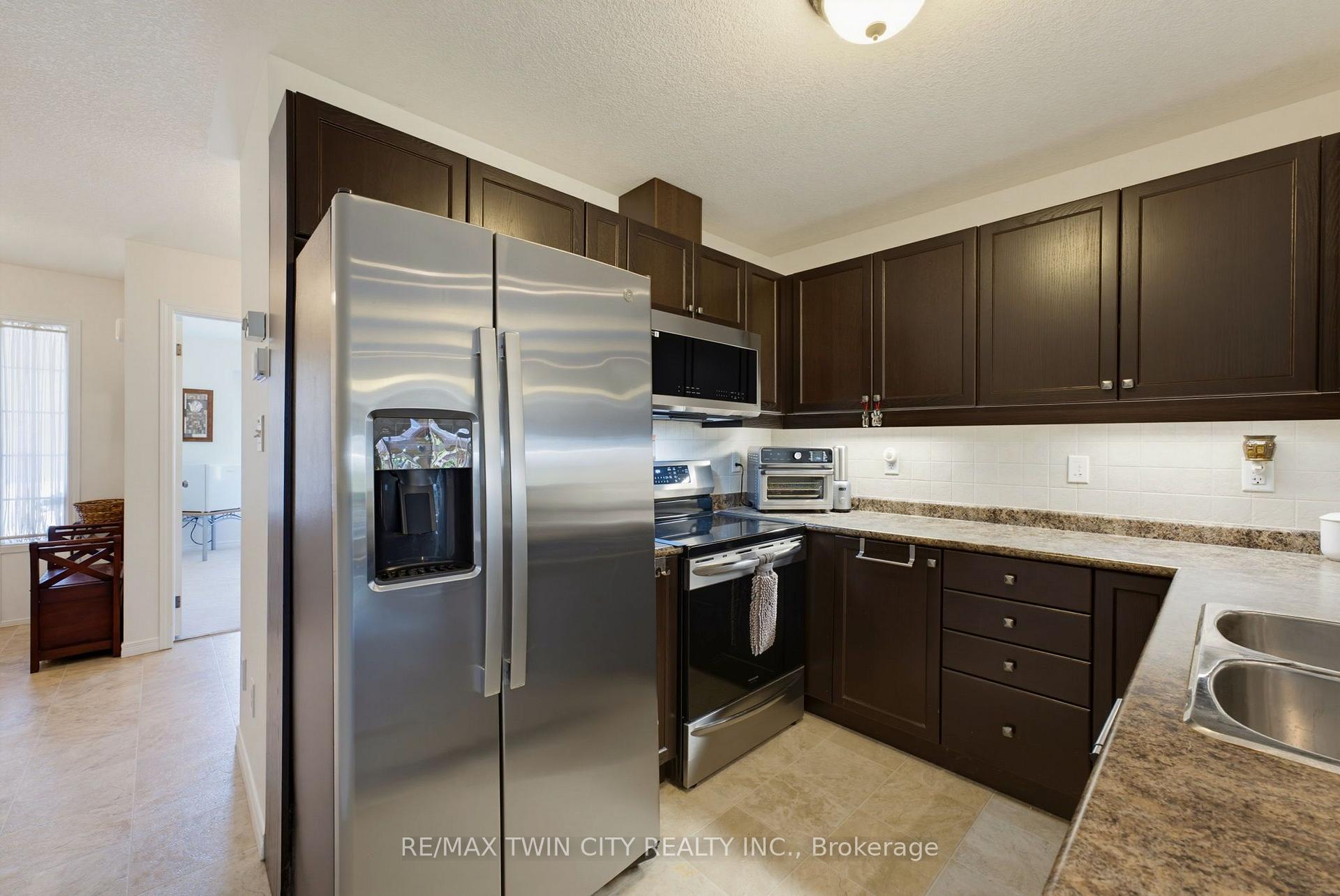 Photo 7 of 934 Zeller Crescent, Kitchener, Grand River South — HOMEH