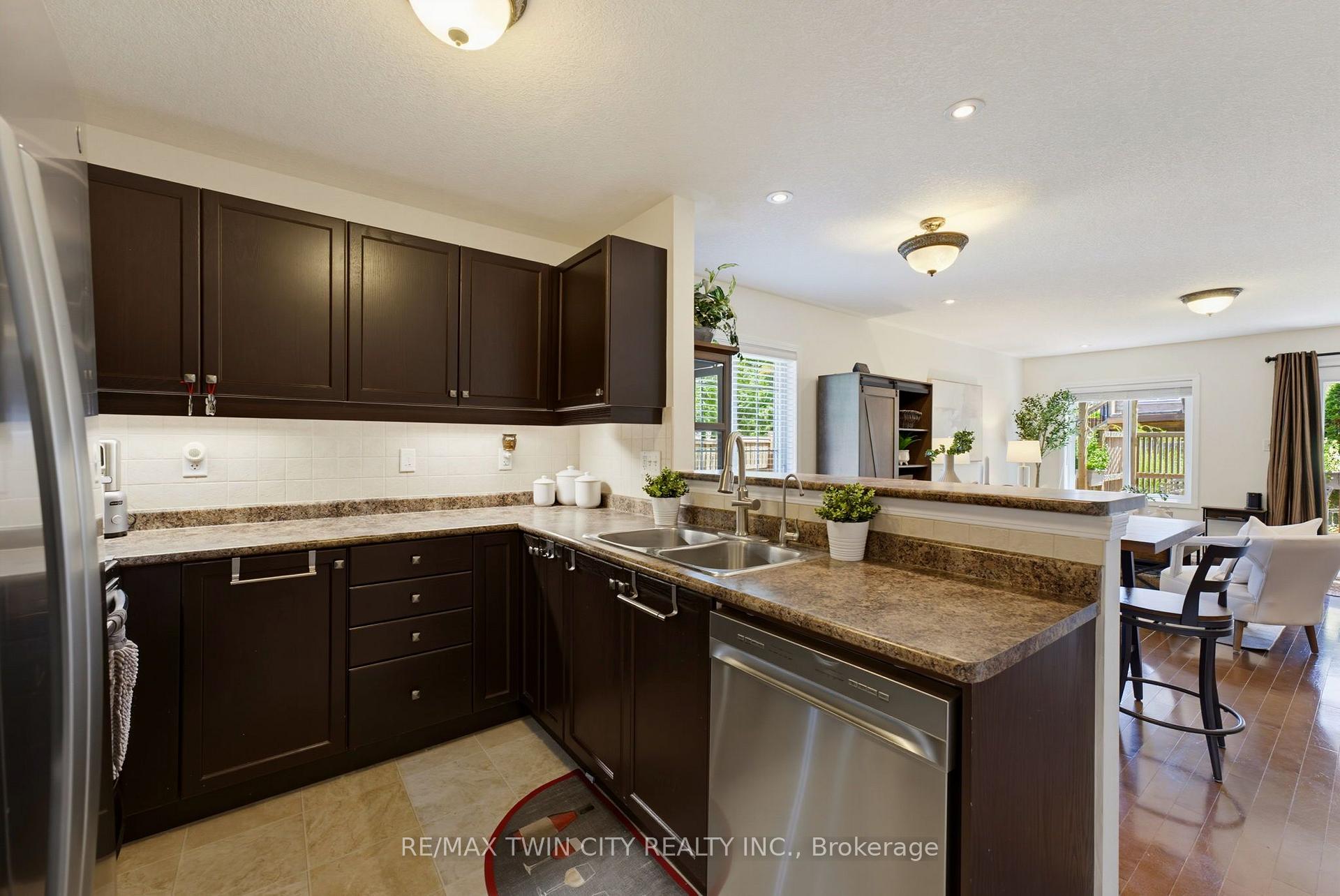 Photo 8 of 934 Zeller Crescent, Kitchener, Grand River South — HOMEH
