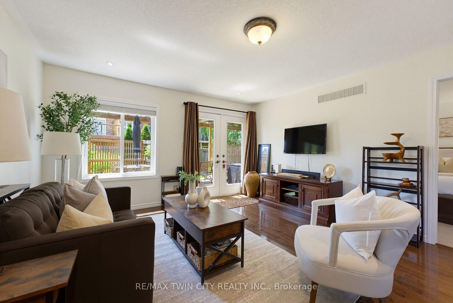 Photo 10 of 934 Zeller Crescent, Kitchener, Grand River South — HOMEH