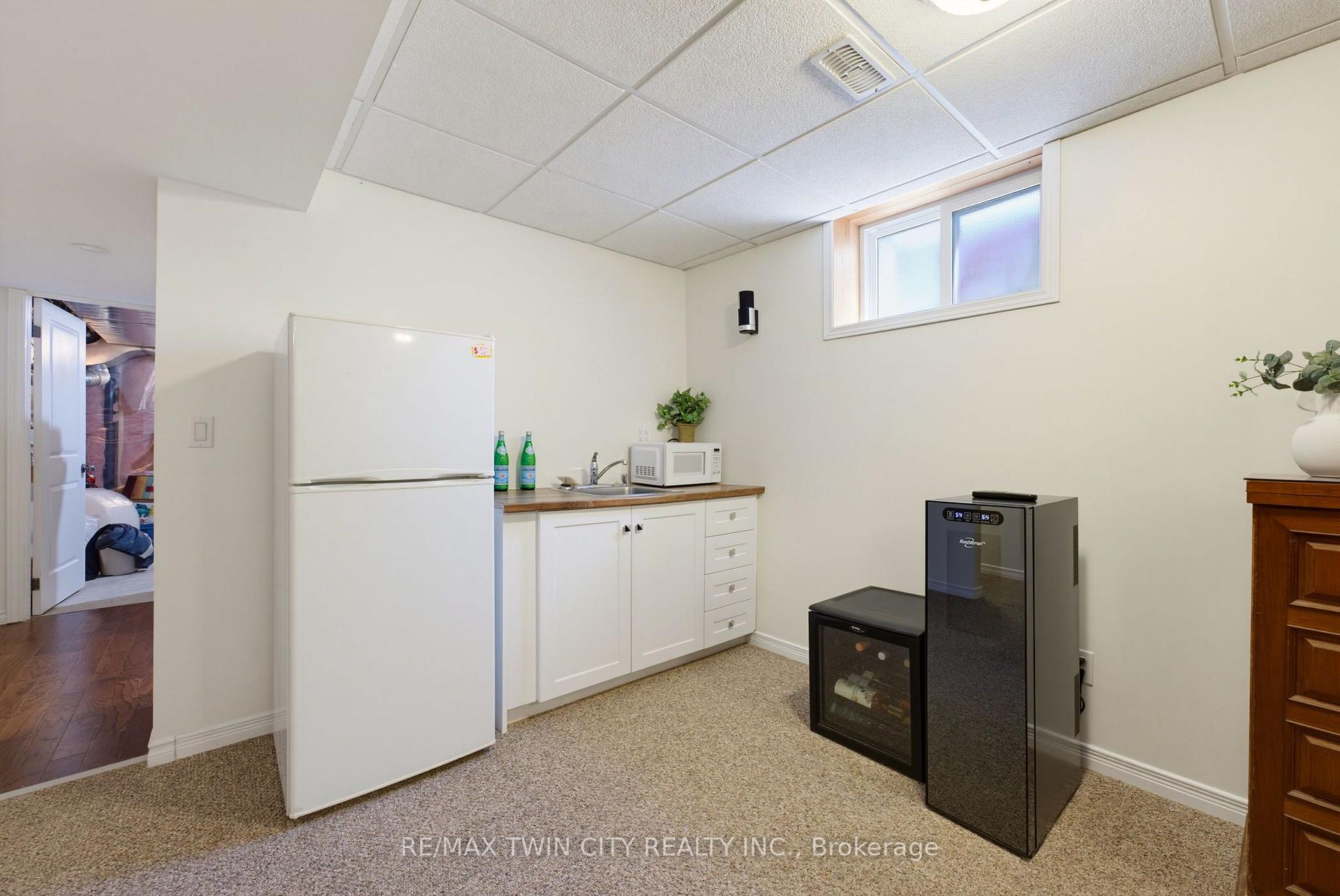 Photo 17 of 934 Zeller Crescent, Kitchener, Grand River South — HOMEH