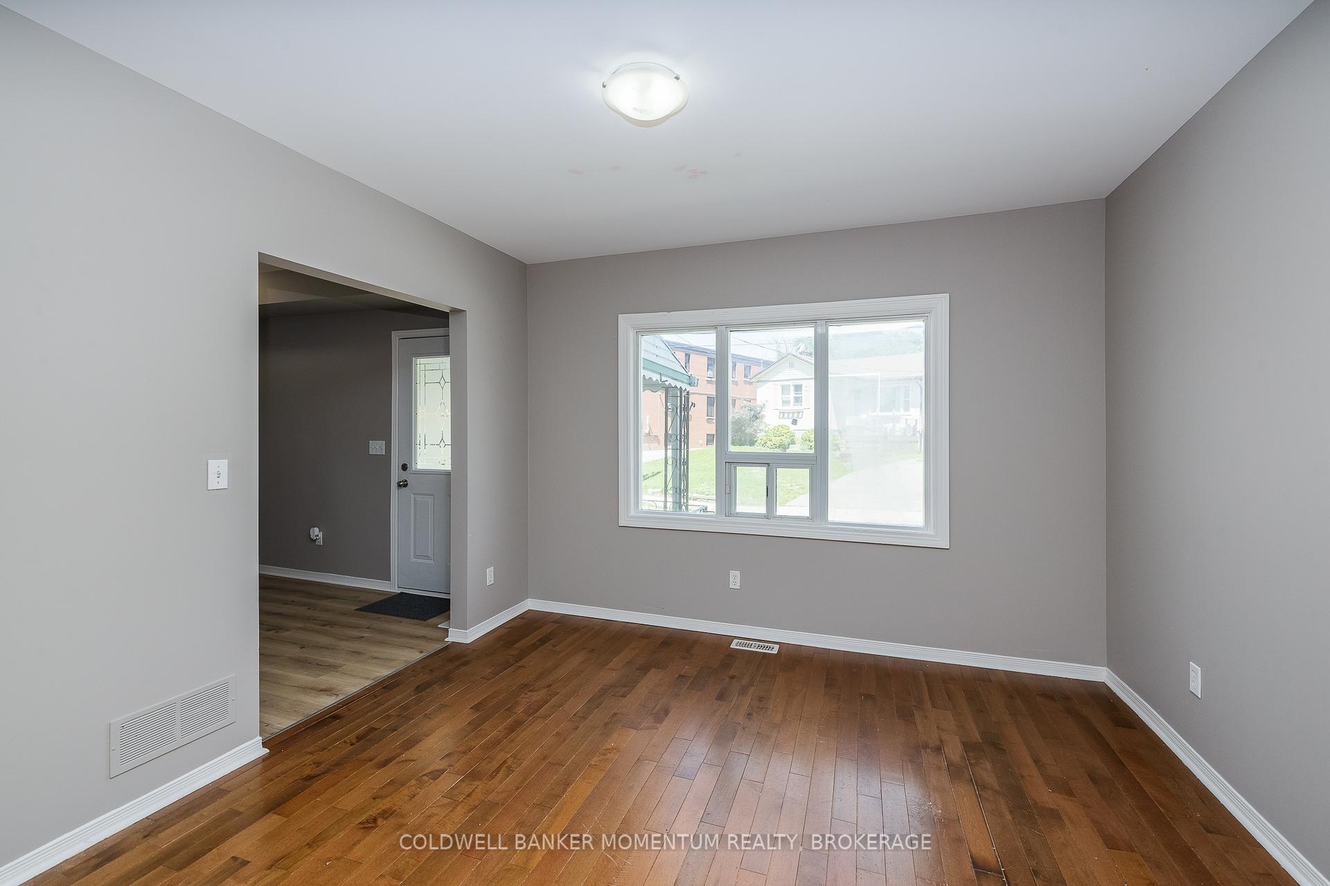 Photo 8 of 25 Gale Crescent, St. Catharines, E. Chester — HOMEH