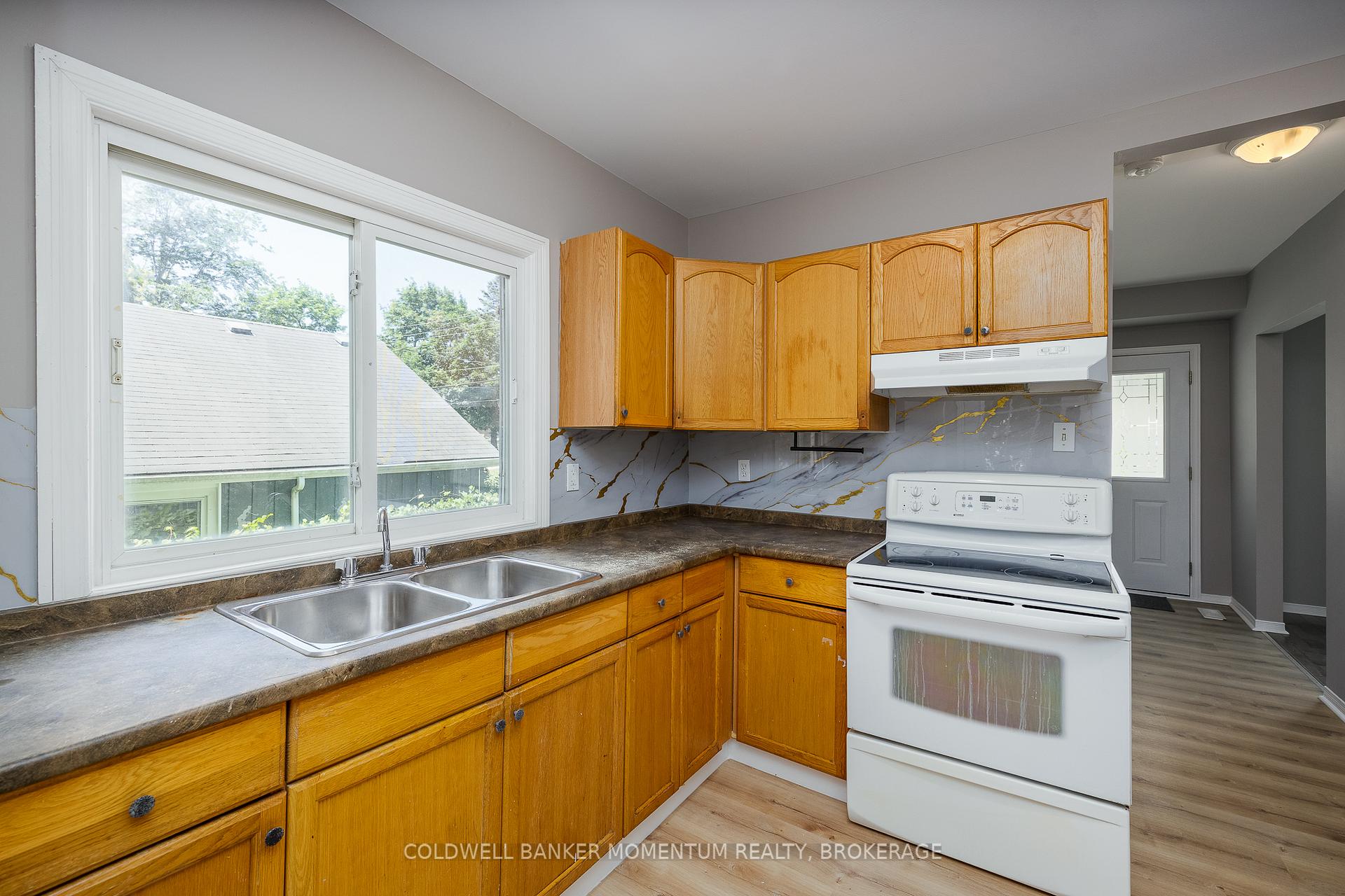 Photo 14 of 25 Gale Crescent, St. Catharines, E. Chester — HOMEH