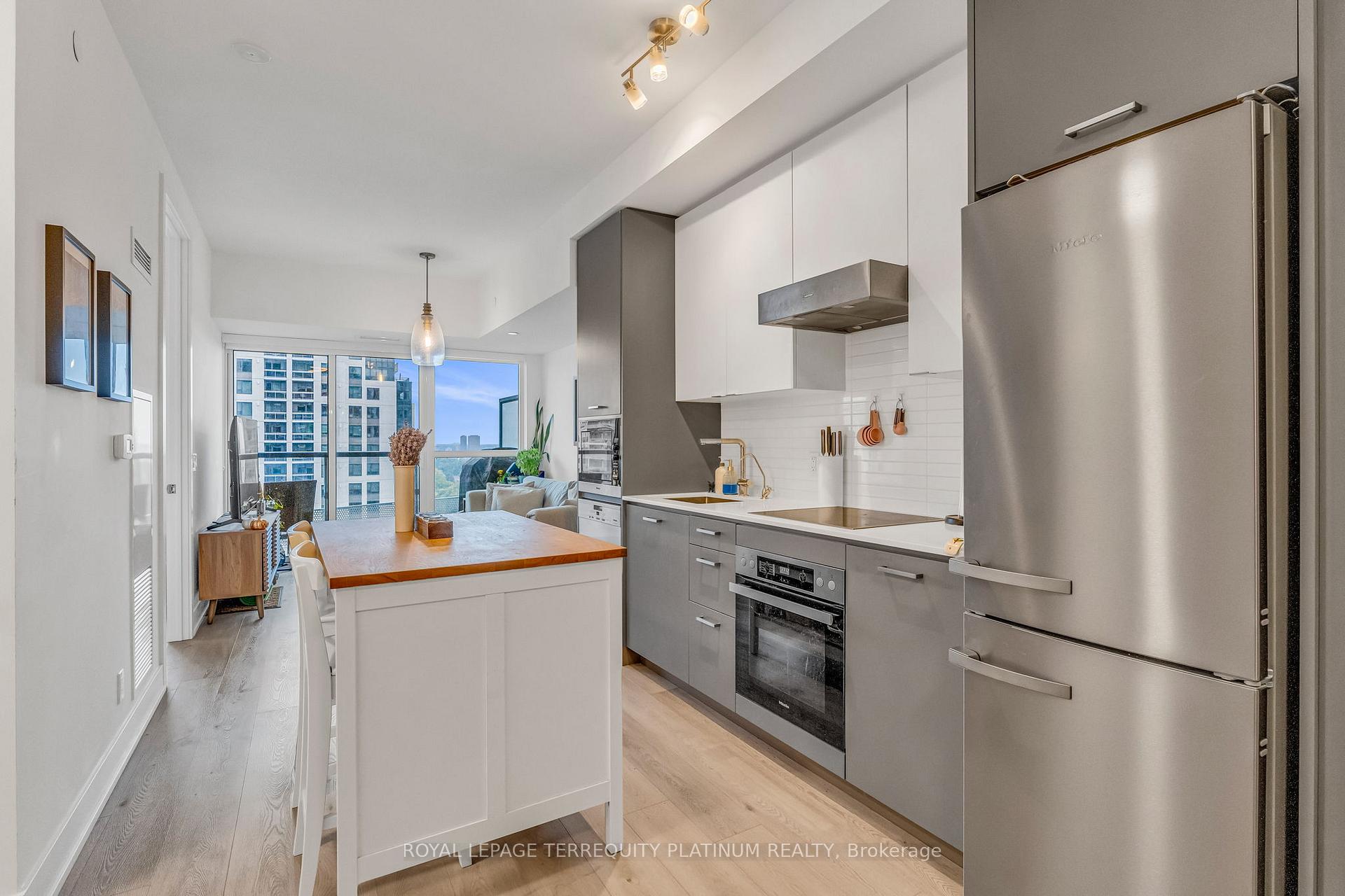 Photo 4 of Unit 1410, 11 Lillian Street, Toronto, Mount Pleasant West — HOMEH