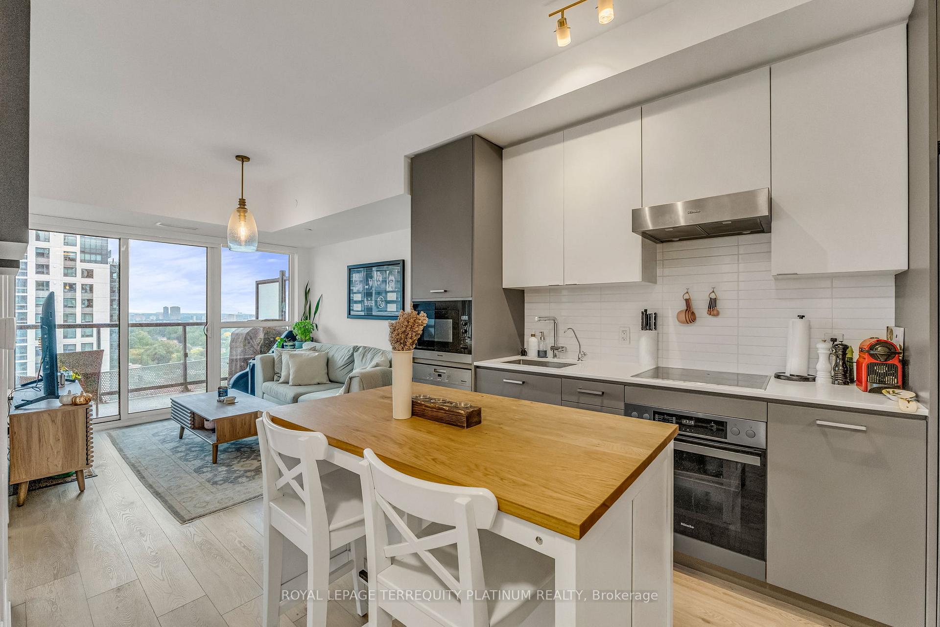 Photo 5 of Unit 1410, 11 Lillian Street, Toronto, Mount Pleasant West — HOMEH