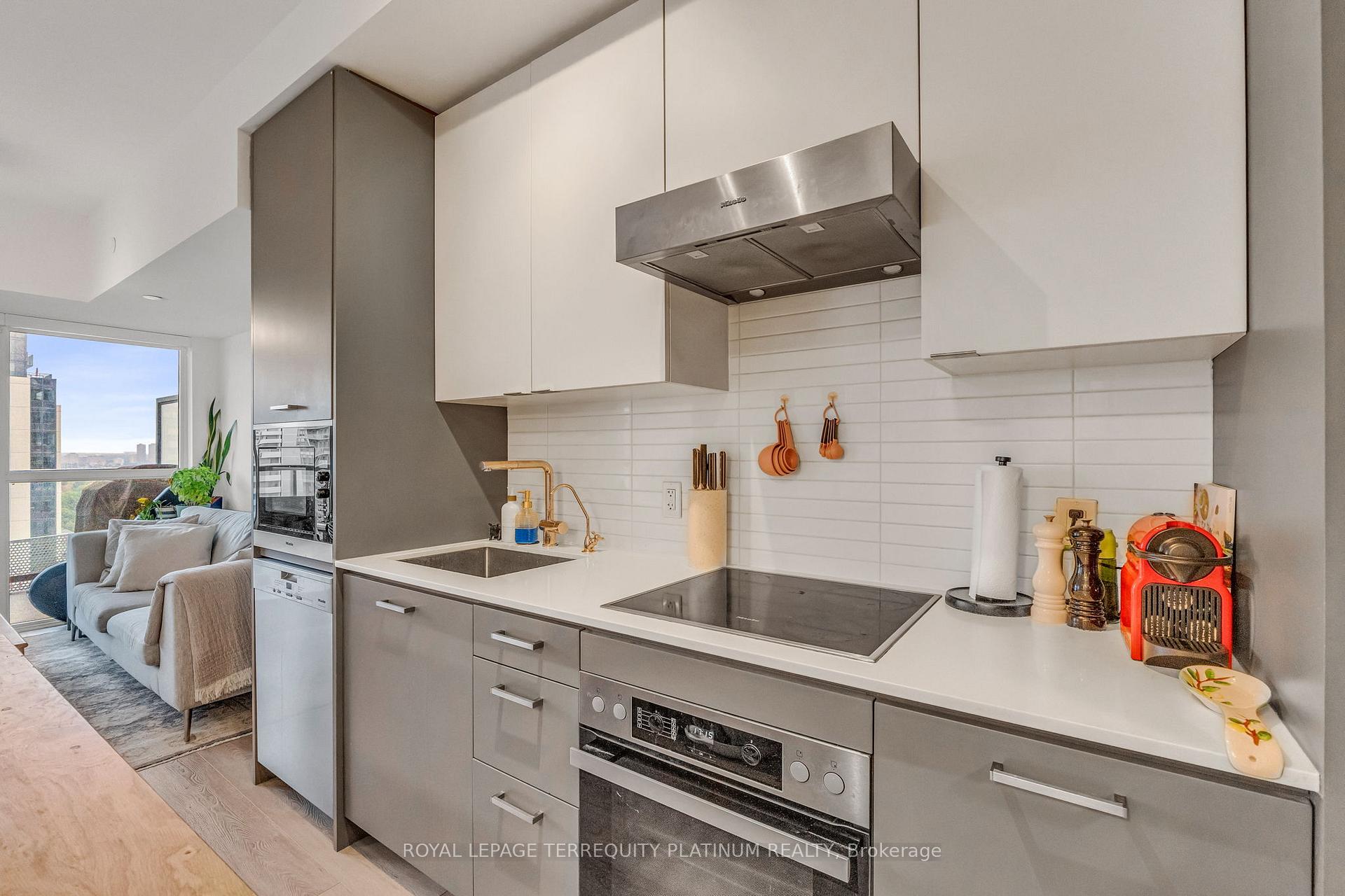 Photo 6 of Unit 1410, 11 Lillian Street, Toronto, Mount Pleasant West — HOMEH