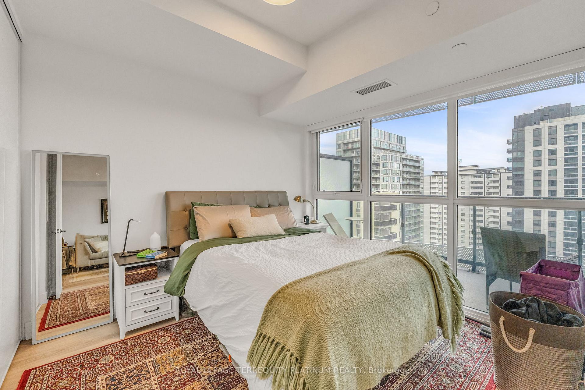 Photo 9 of Unit 1410, 11 Lillian Street, Toronto, Mount Pleasant West — HOMEH
