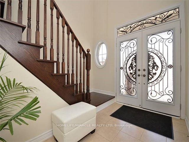Photo 2 of 19 Lisson Crescent, Brampton, Credit Valley — HOMEH
