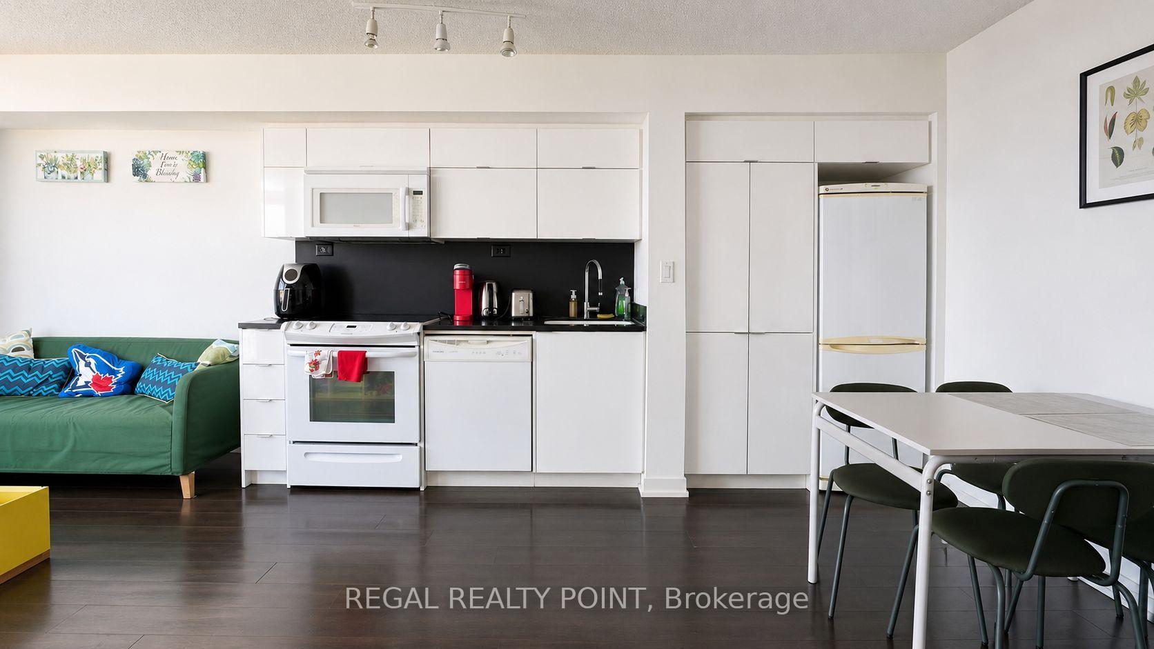 Photo 7 of Unit 3015, 21 Iceboat Terrace, Toronto, Waterfront Communities — HOMEH