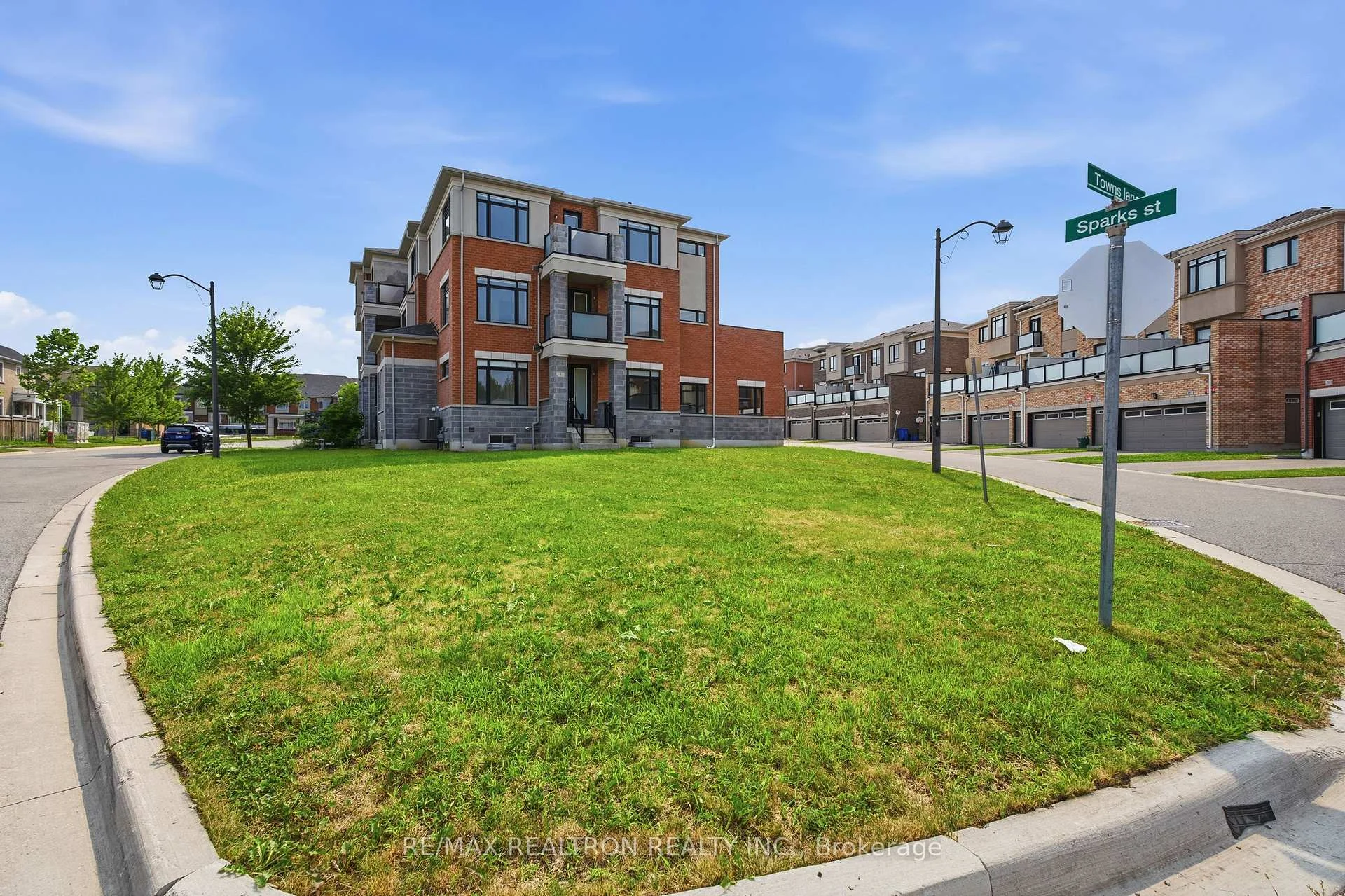 Photo 8 of 5 Sparks Street, Aurora, Rural Aurora — HOMEH
