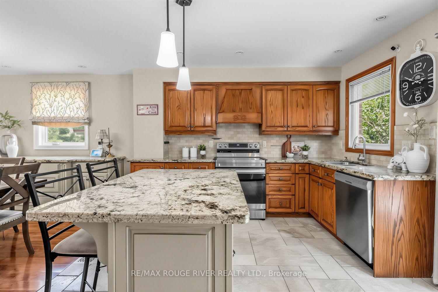 Photo 12 of 36 Nimrod Crescent, Brampton, Westgate — HOMEH