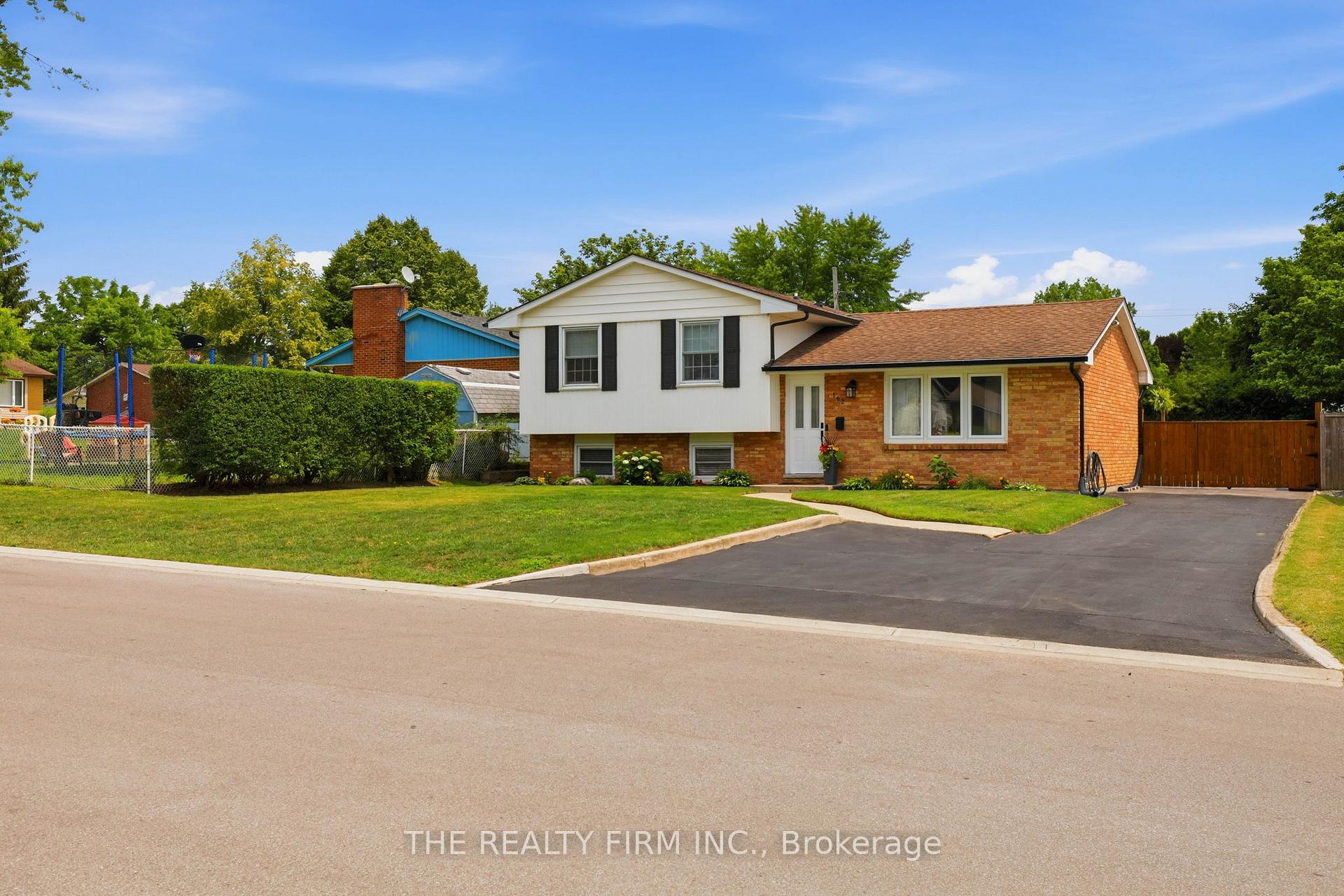 Photo 2 of 162 Oakwood Drive, Thames Centre, Dorchester — HOMEH