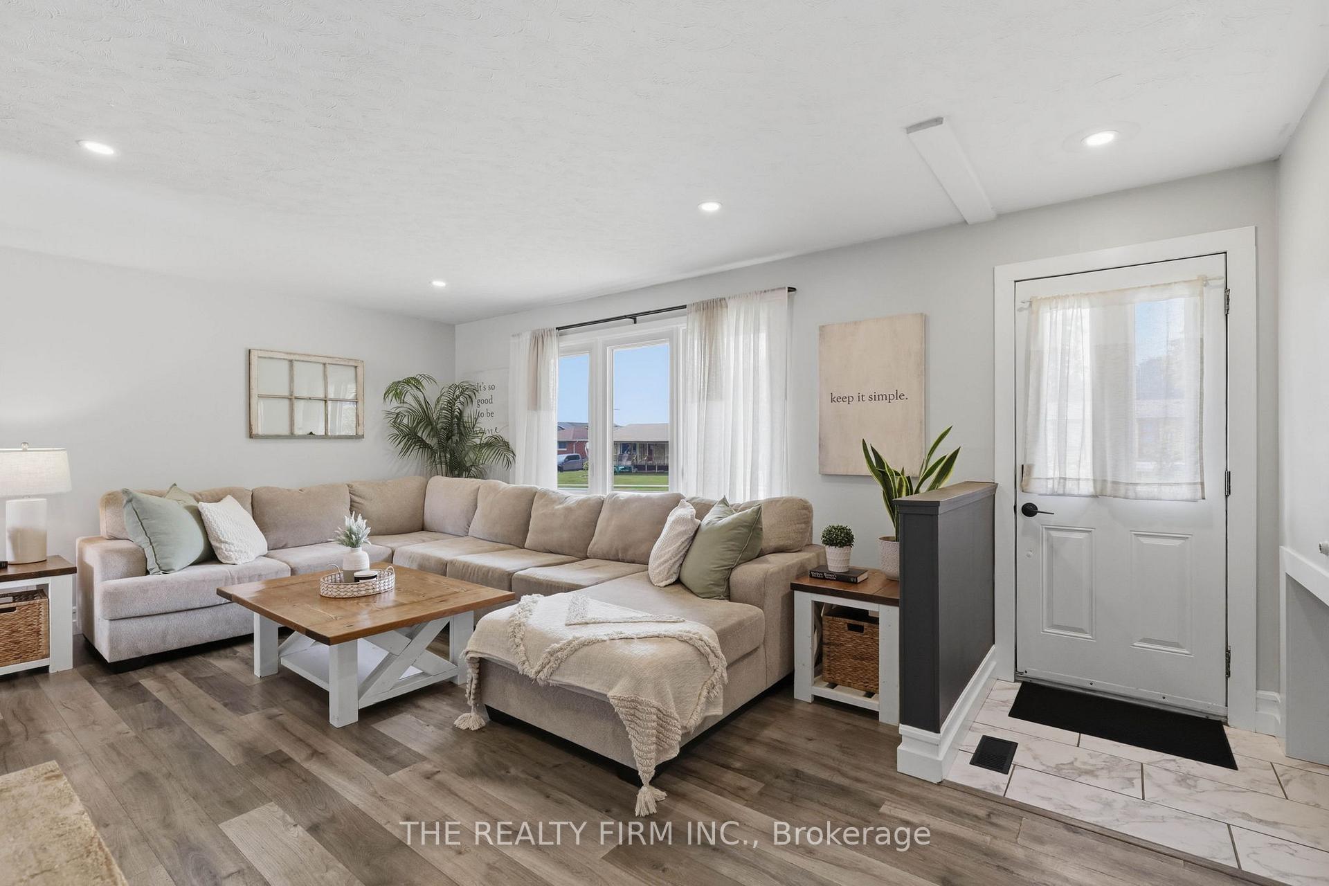 Photo 3 of 162 Oakwood Drive, Thames Centre, Dorchester — HOMEH