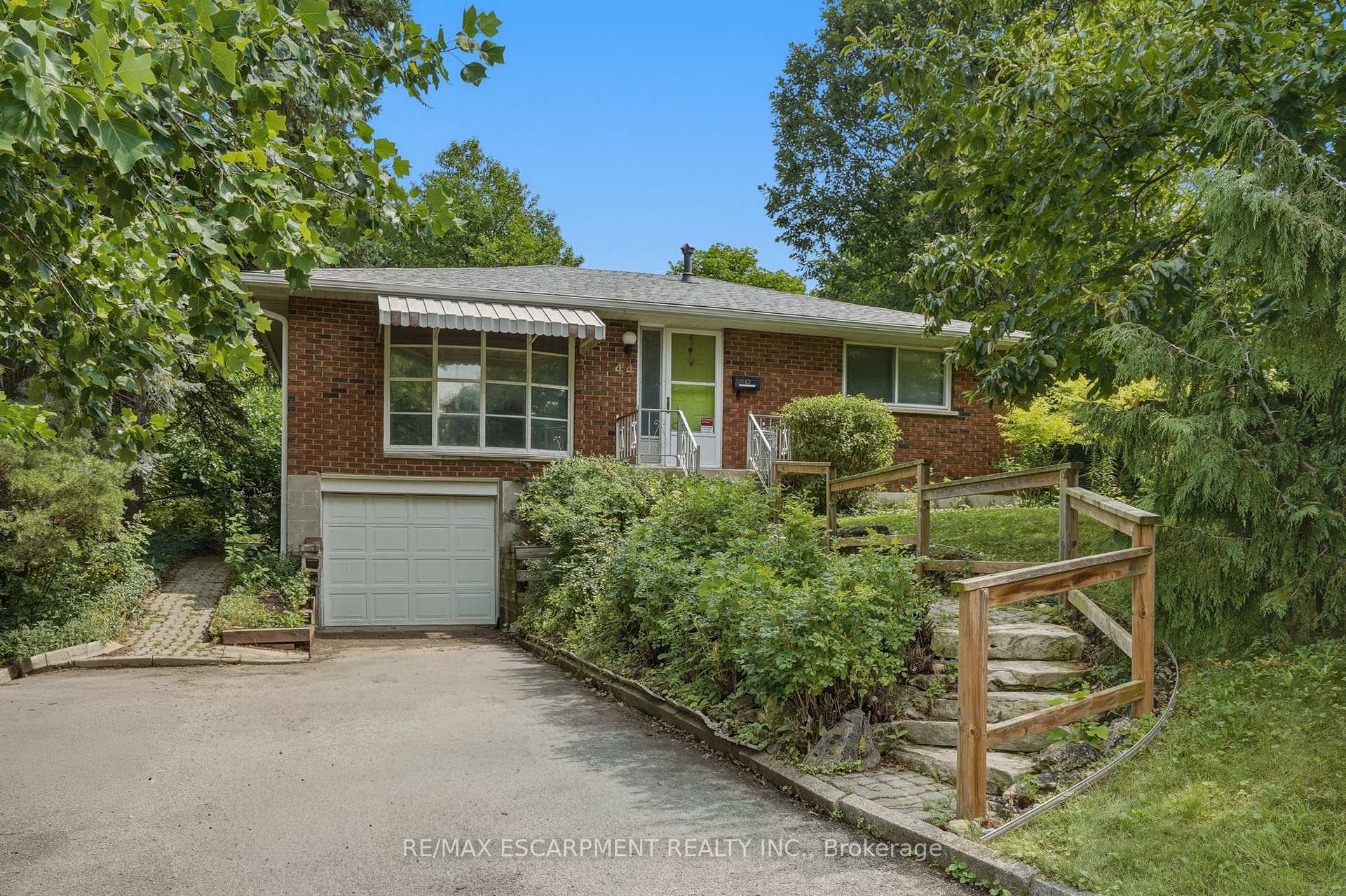 Photo 1 of 44 McDonald Court, Hamilton, Waterdown — HOMEH