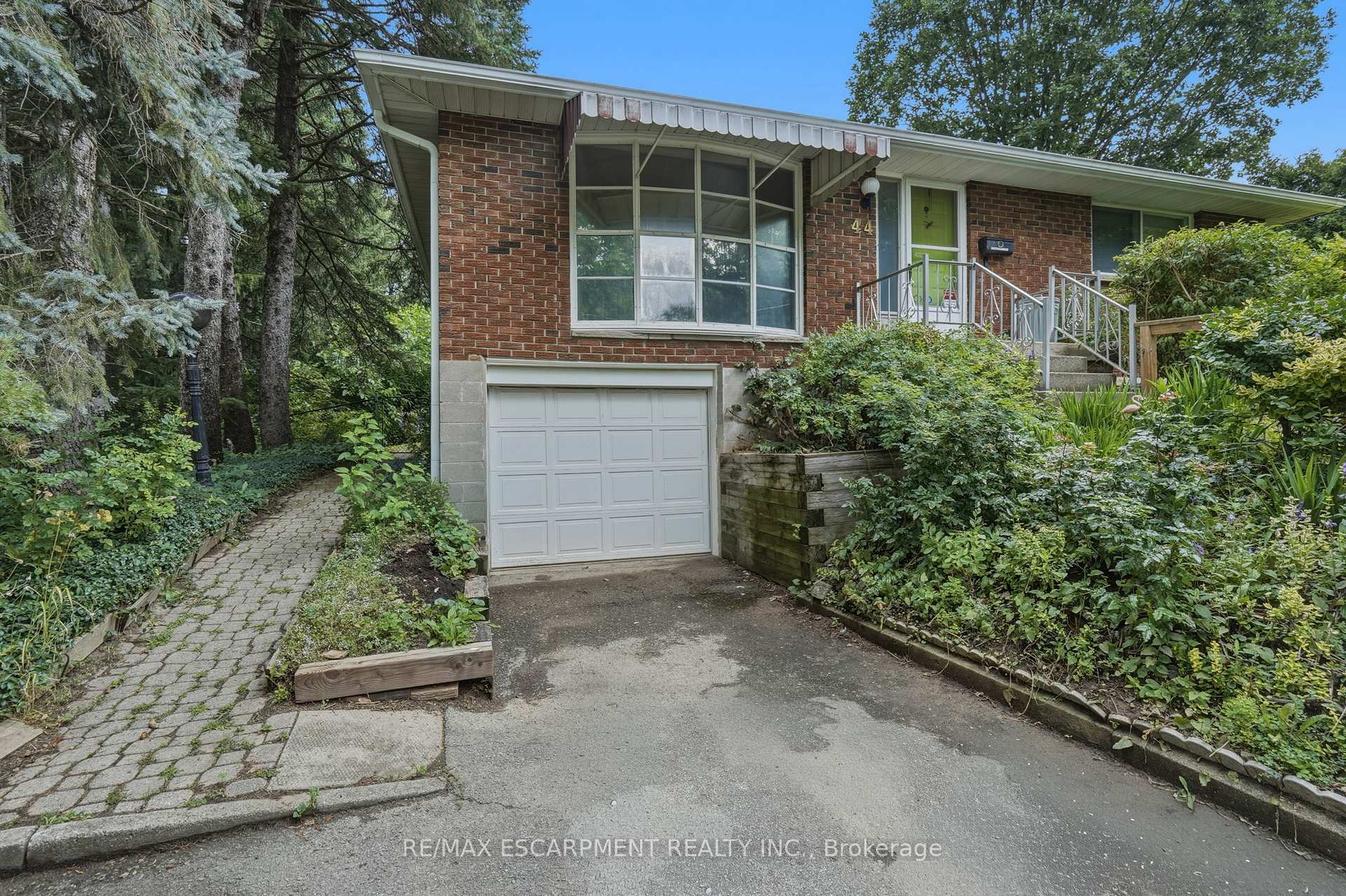 Photo 2 of 44 McDonald Court, Hamilton, Waterdown — HOMEH