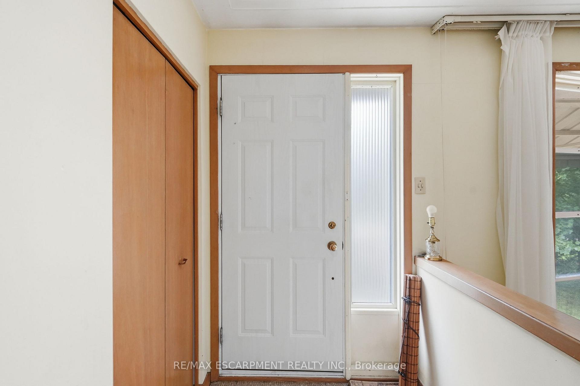 Photo 4 of 44 McDonald Court, Hamilton, Waterdown — HOMEH