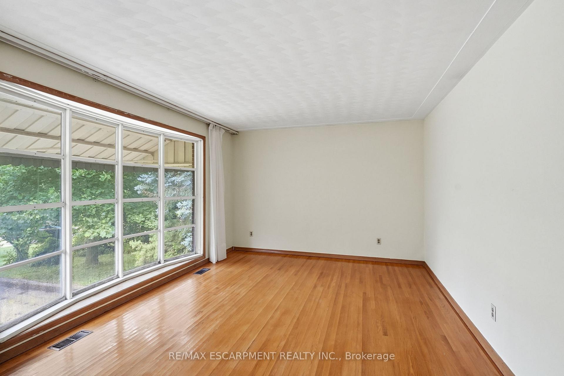 Photo 5 of 44 McDonald Court, Hamilton, Waterdown — HOMEH