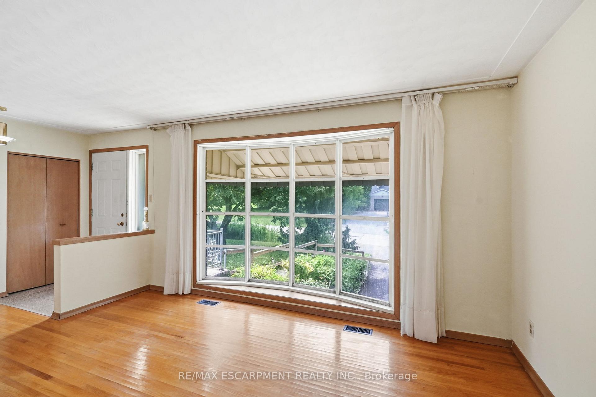 Photo 6 of 44 McDonald Court, Hamilton, Waterdown — HOMEH