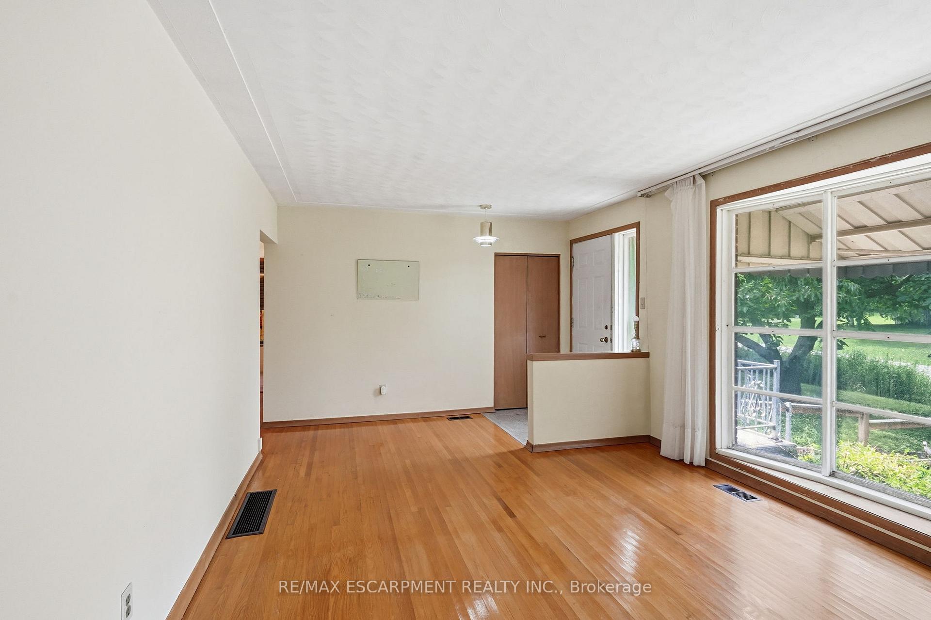 Photo 7 of 44 McDonald Court, Hamilton, Waterdown — HOMEH