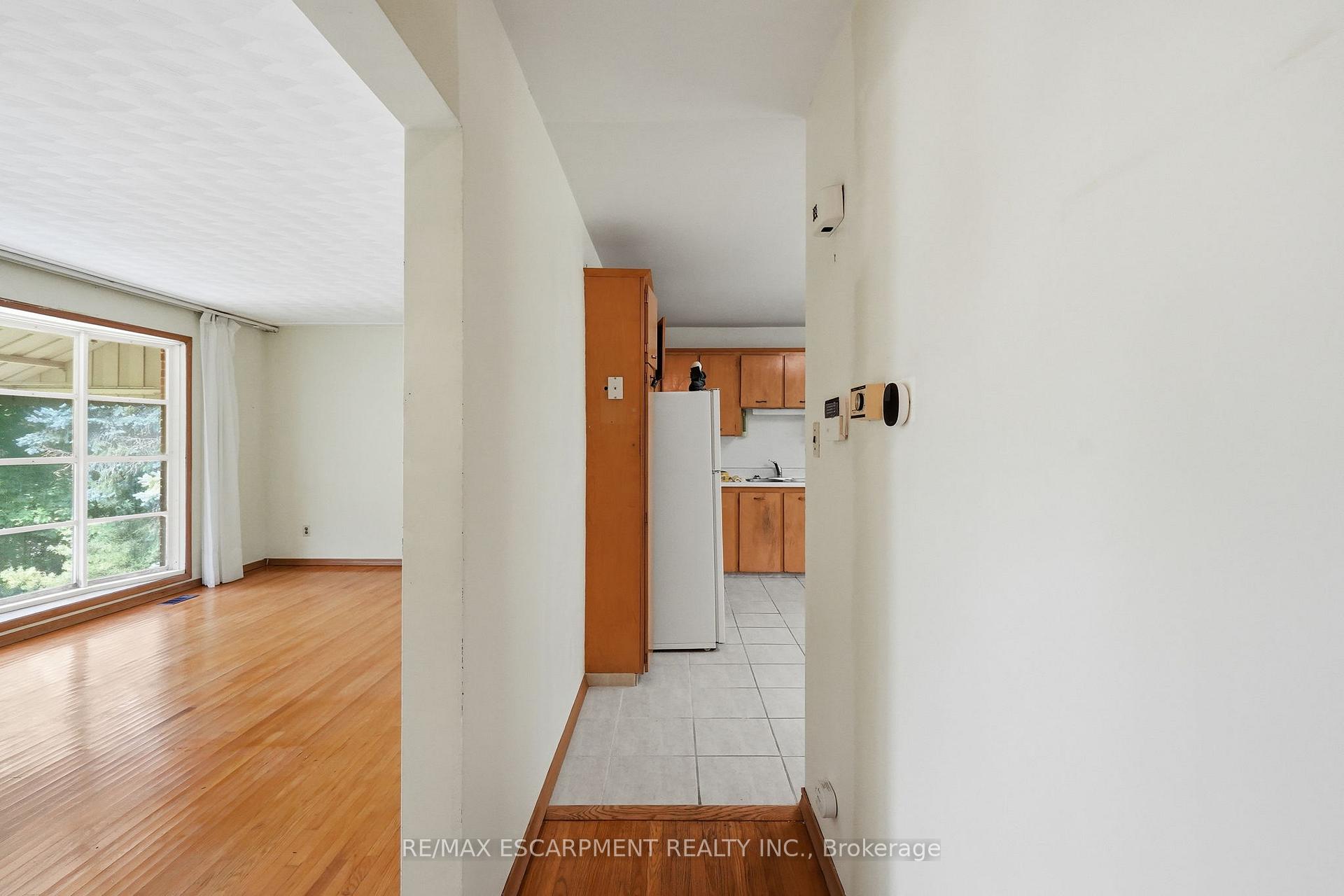 Photo 8 of 44 McDonald Court, Hamilton, Waterdown — HOMEH