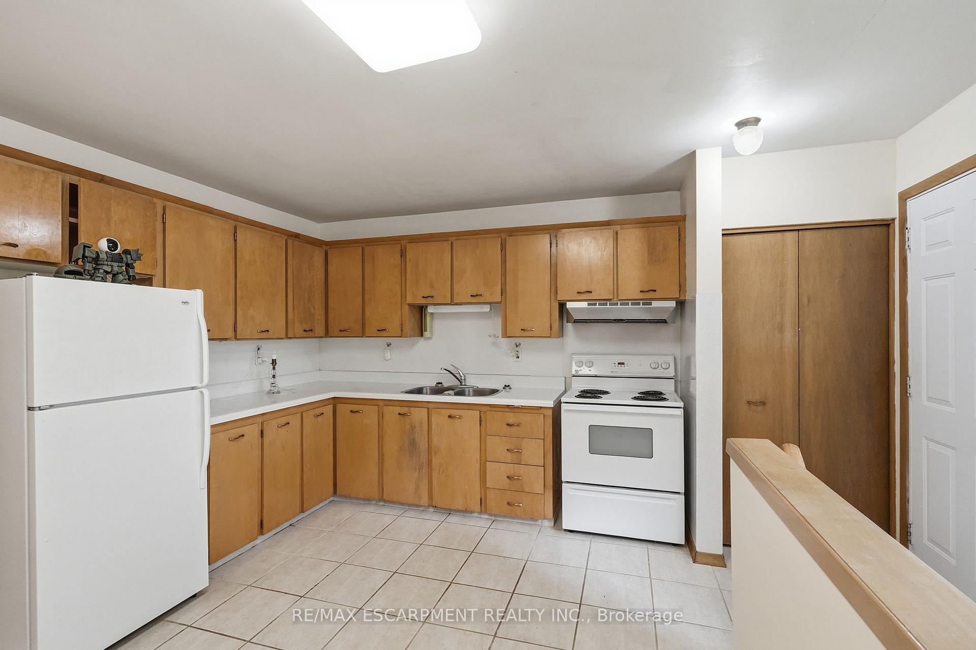 Photo 9 of 44 McDonald Court, Hamilton, Waterdown — HOMEH