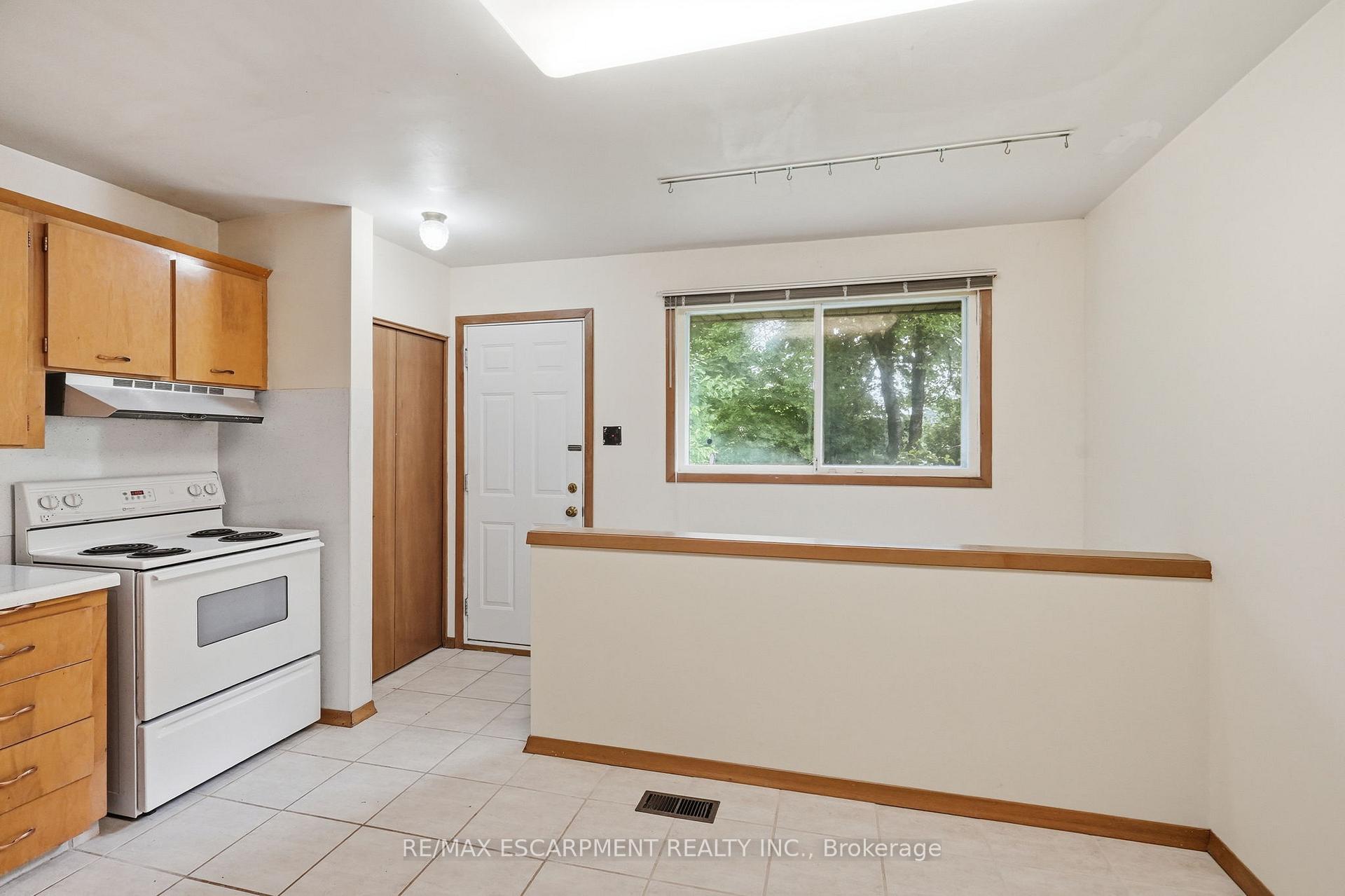 Photo 10 of 44 McDonald Court, Hamilton, Waterdown — HOMEH