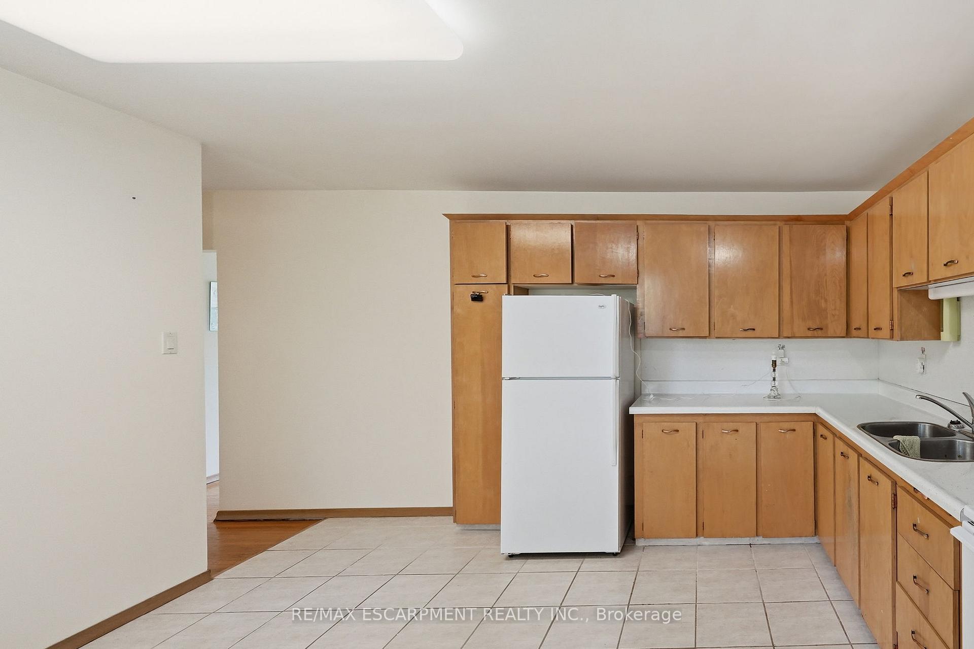 Photo 11 of 44 McDonald Court, Hamilton, Waterdown — HOMEH