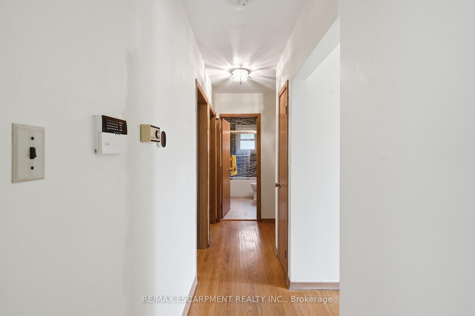 Photo 12 of 44 McDonald Court, Hamilton, Waterdown — HOMEH