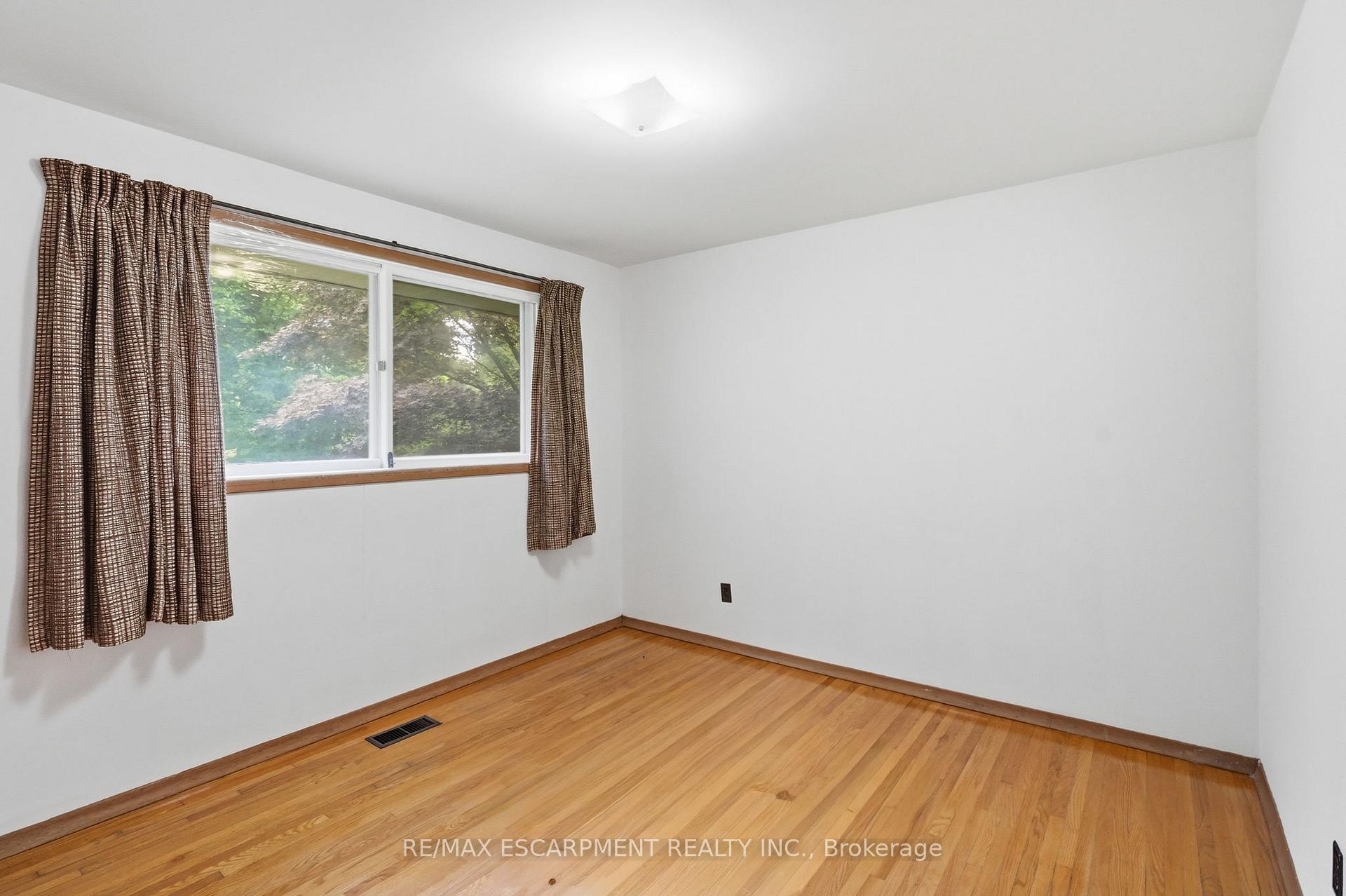 Photo 13 of 44 McDonald Court, Hamilton, Waterdown — HOMEH