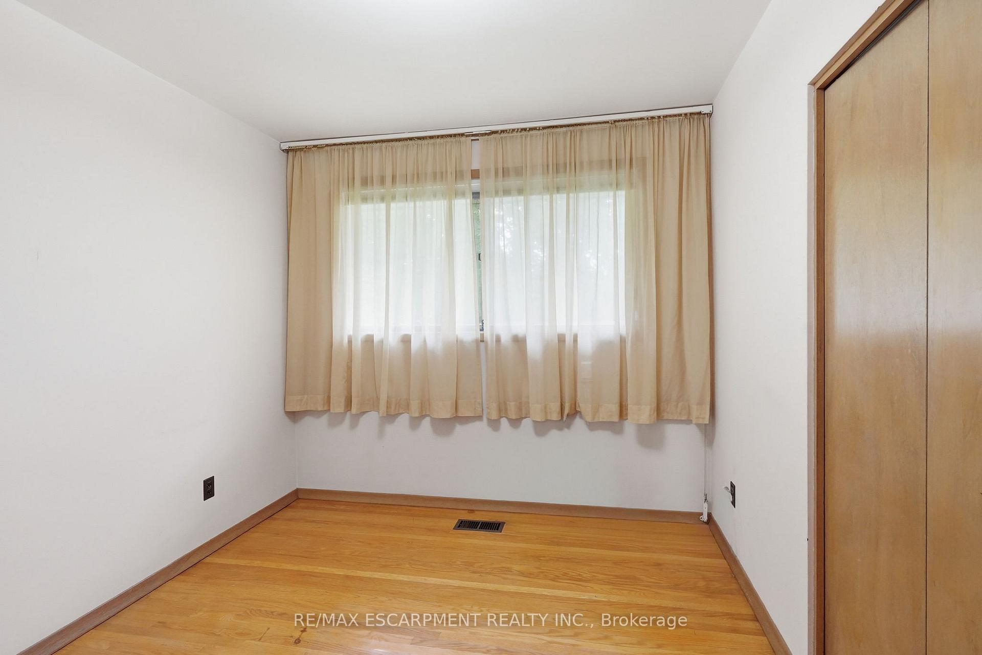Photo 15 of 44 McDonald Court, Hamilton, Waterdown — HOMEH