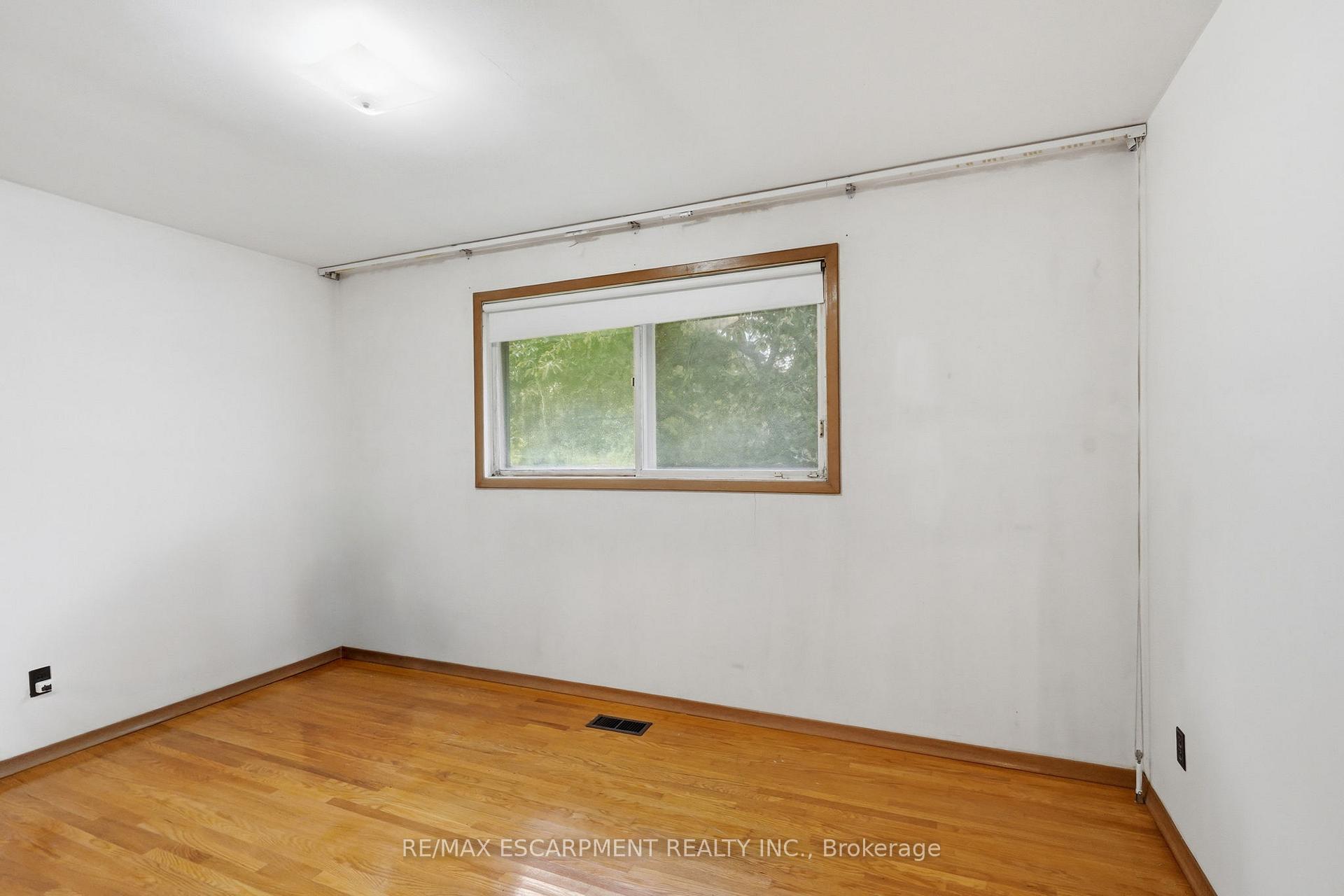 Photo 17 of 44 McDonald Court, Hamilton, Waterdown — HOMEH