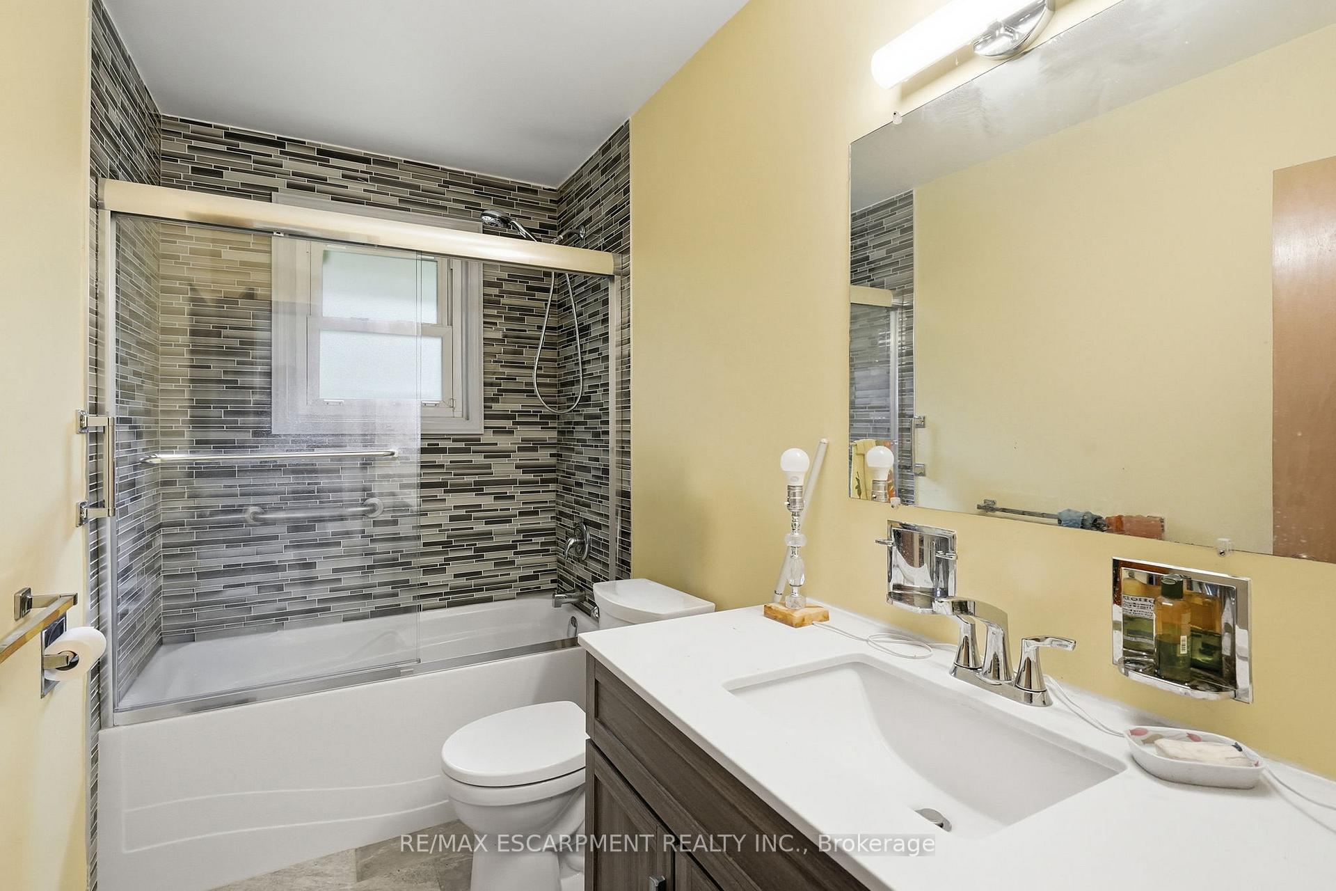 Photo 19 of 44 McDonald Court, Hamilton, Waterdown — HOMEH