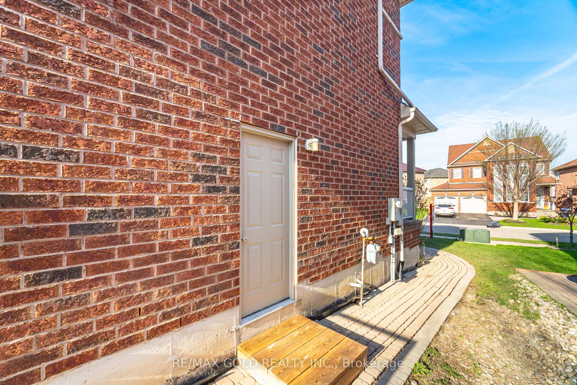 Photo 42 of 32 Ness Road, Brampton, Bram West — HOMEH