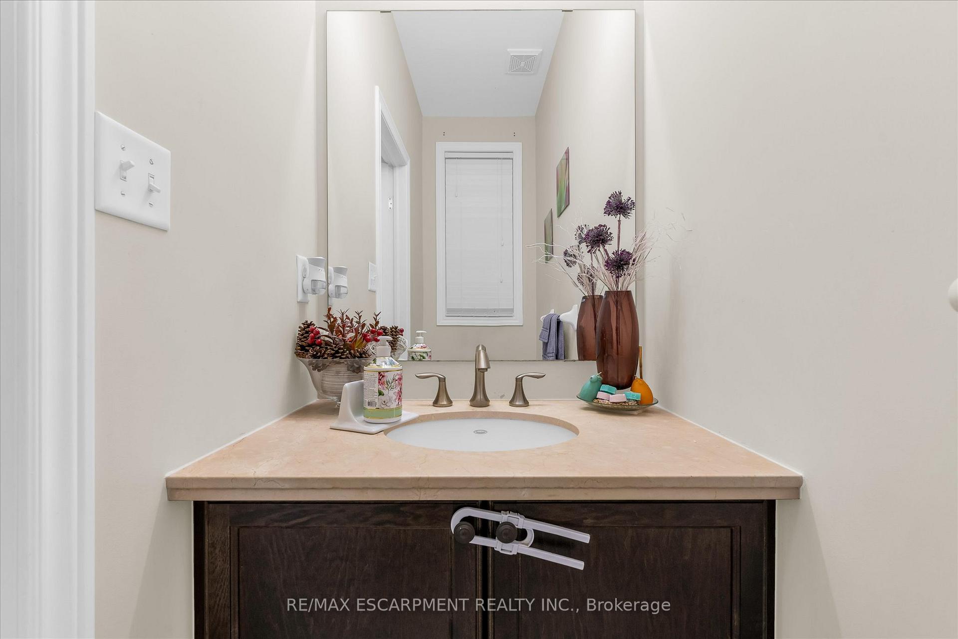 Photo 4 of Unit 13, 370 Stonehenge Drive, Hamilton, Meadowlands — HOMEH