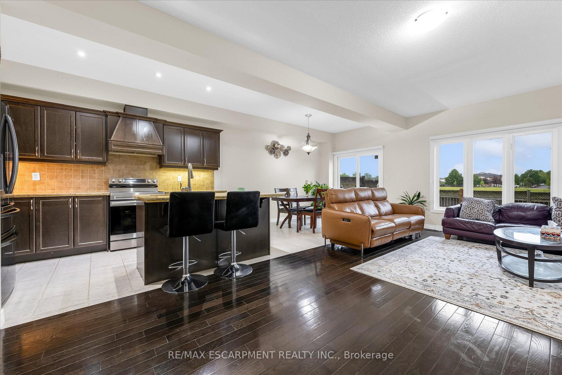 Photo 5 of Unit 13, 370 Stonehenge Drive, Hamilton, Meadowlands — HOMEH