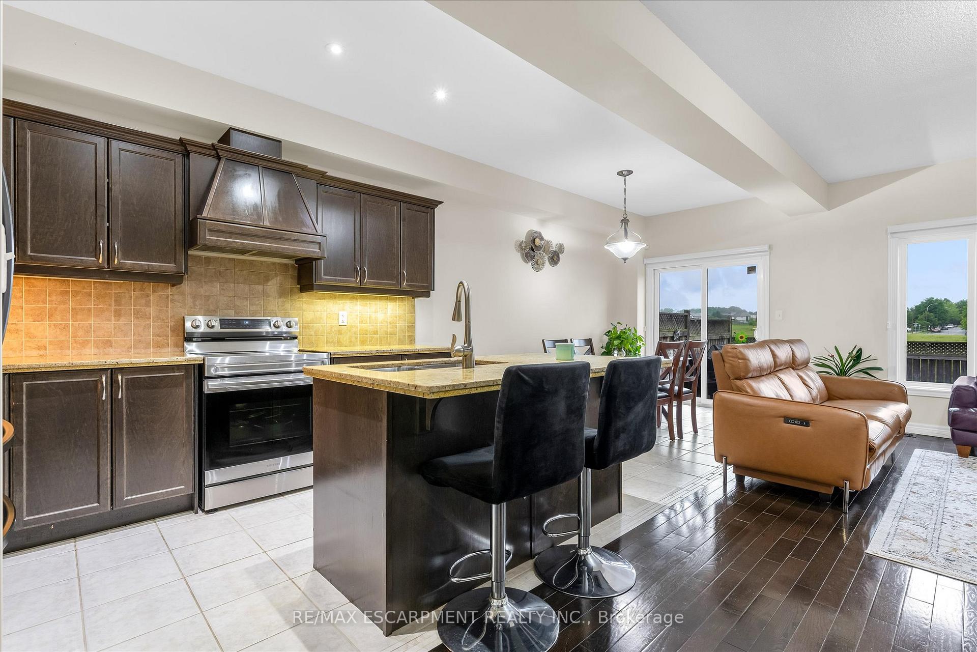 Photo 12 of Unit 13, 370 Stonehenge Drive, Hamilton, Meadowlands — HOMEH